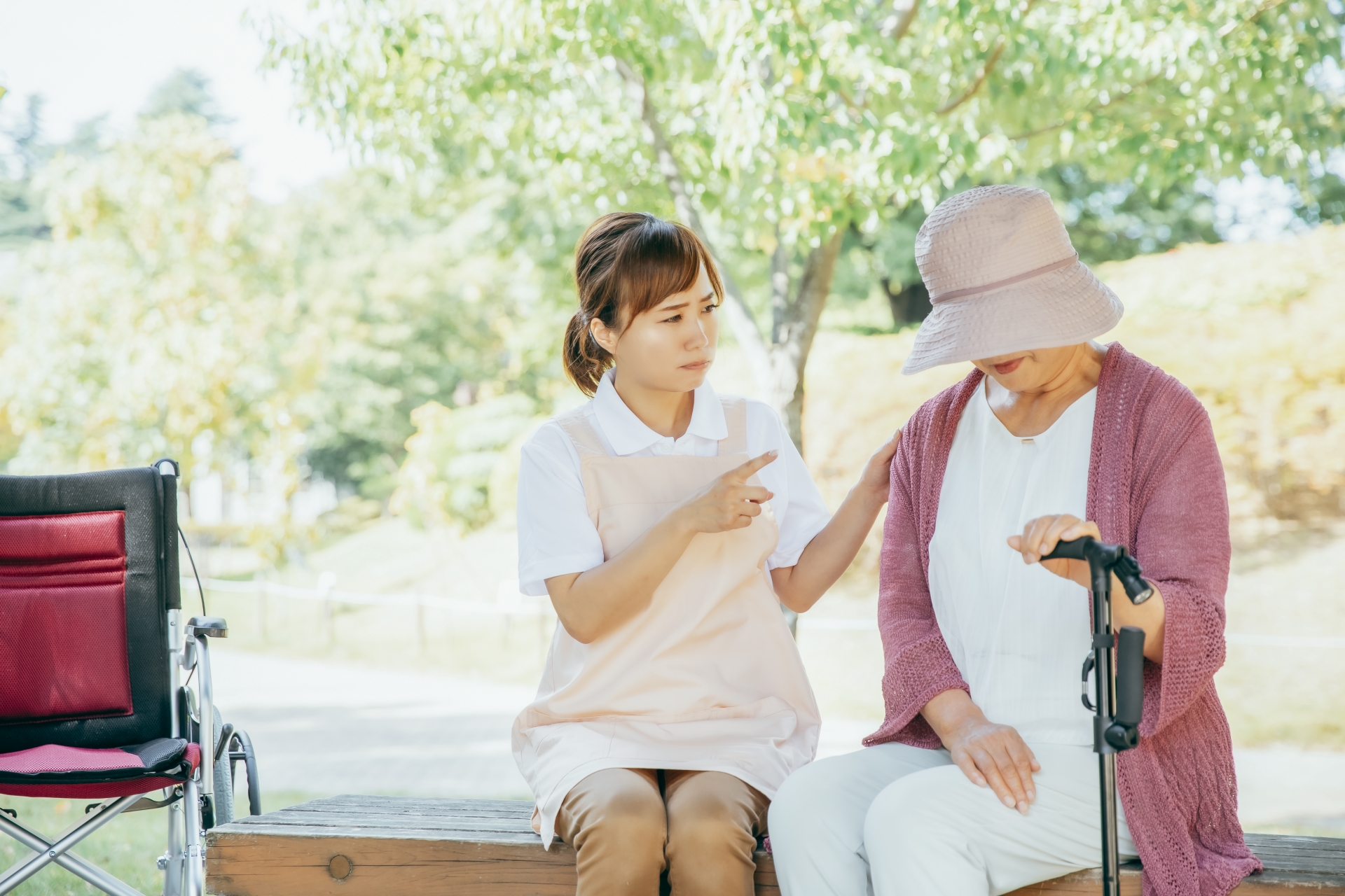 怒る介護士と高齢者