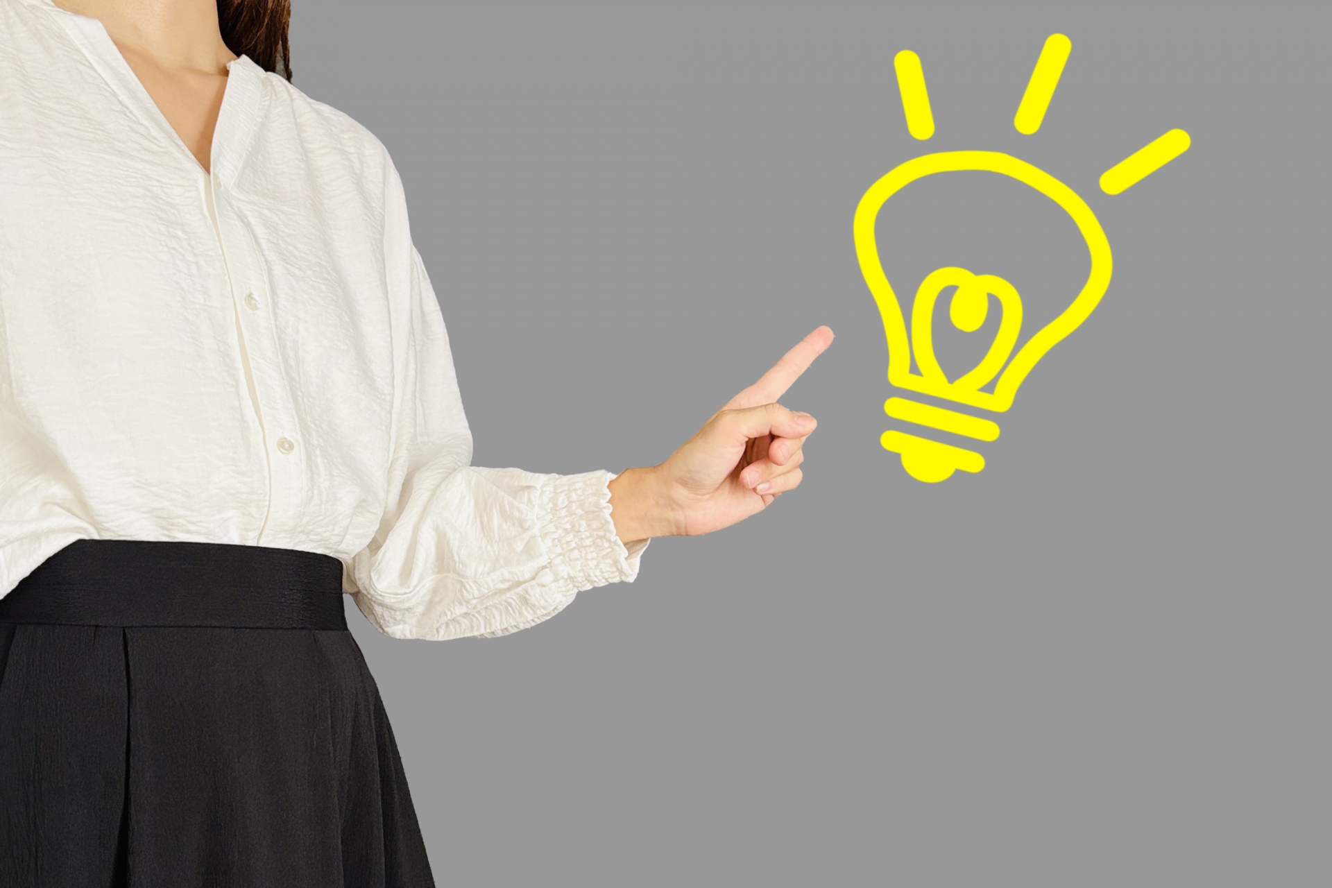 ひらめいた女性と電球マーク