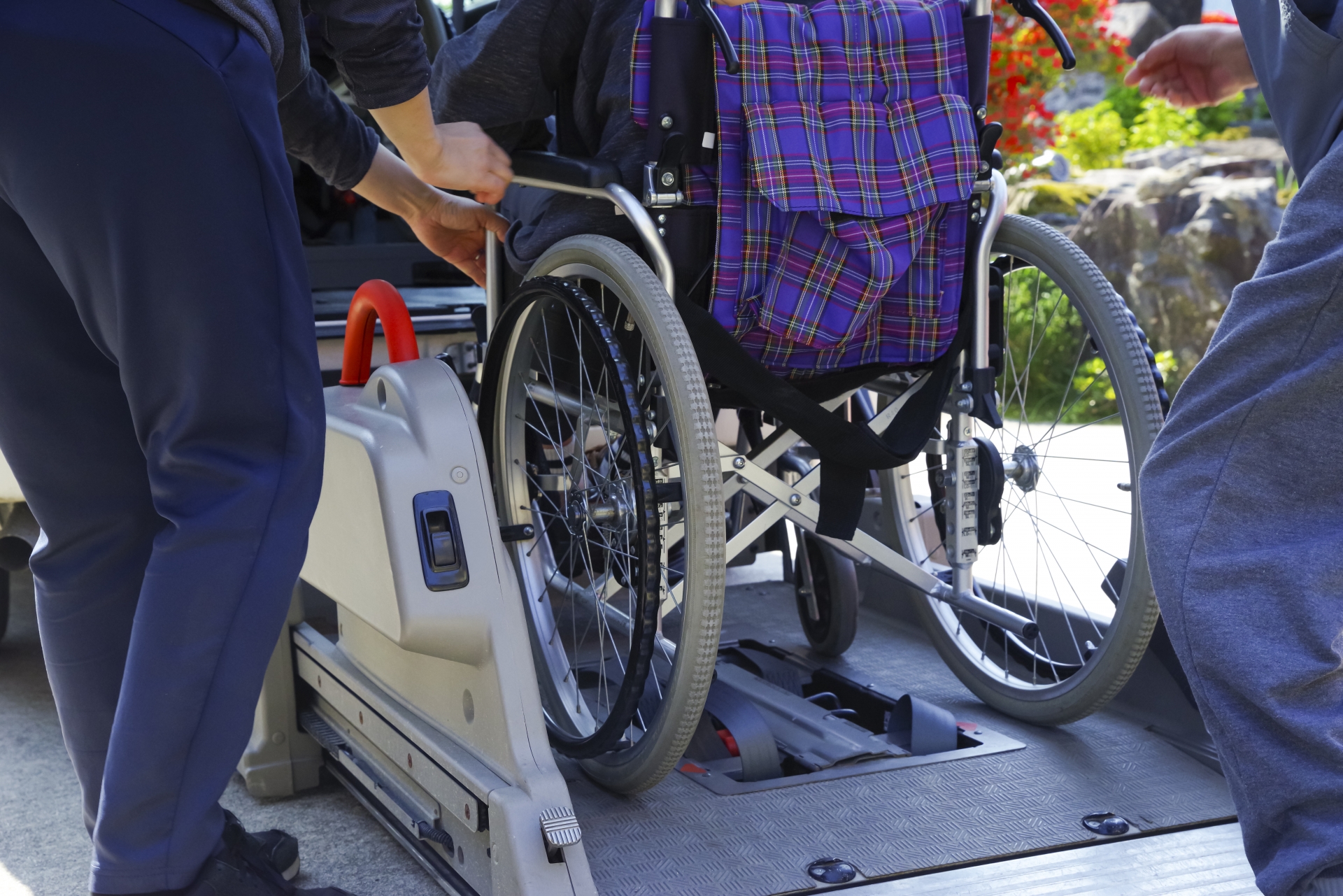 介護車両に高齢者を乗せる介護福祉士