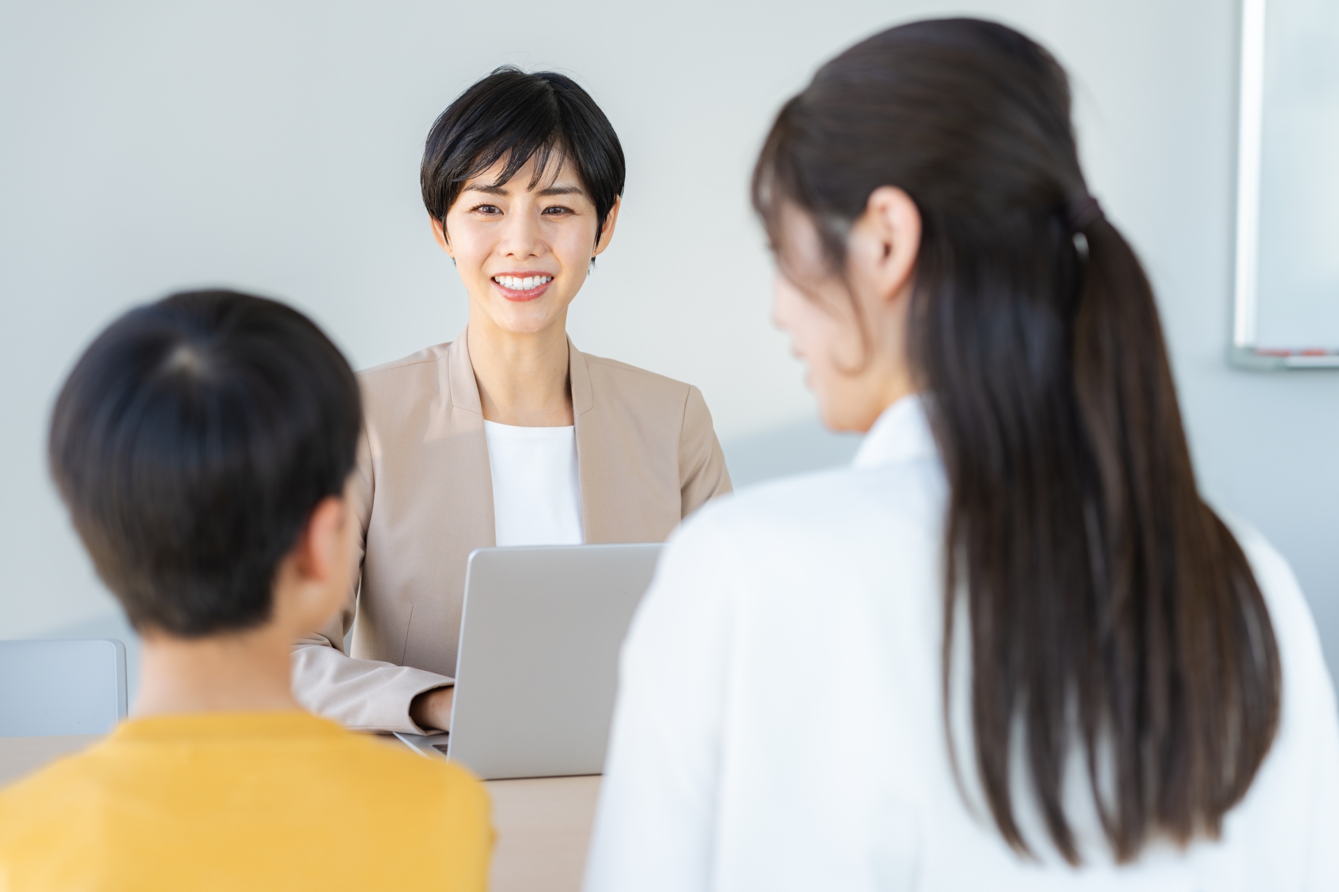 面談する親子と先生