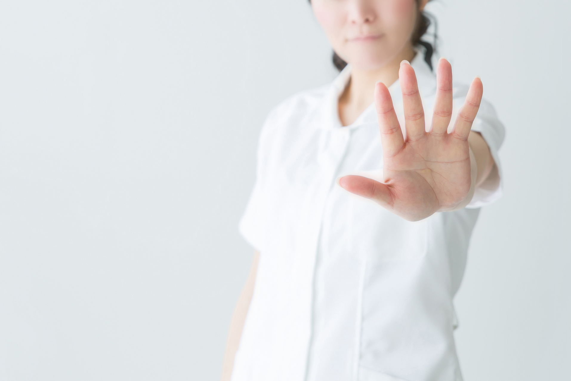 拒否する白衣の女性