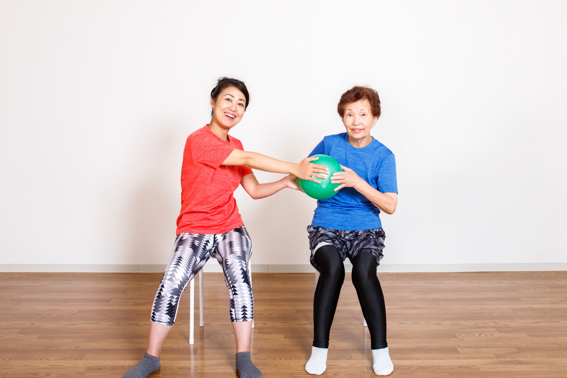 ボールを使って運動する女性