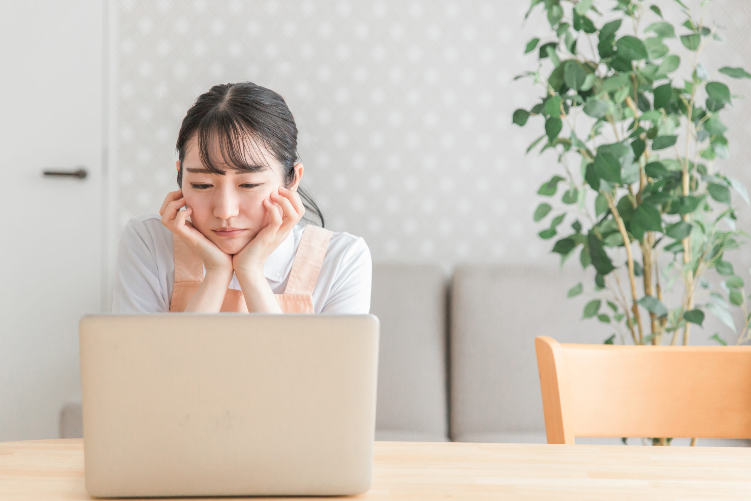 パソコンを使う女性