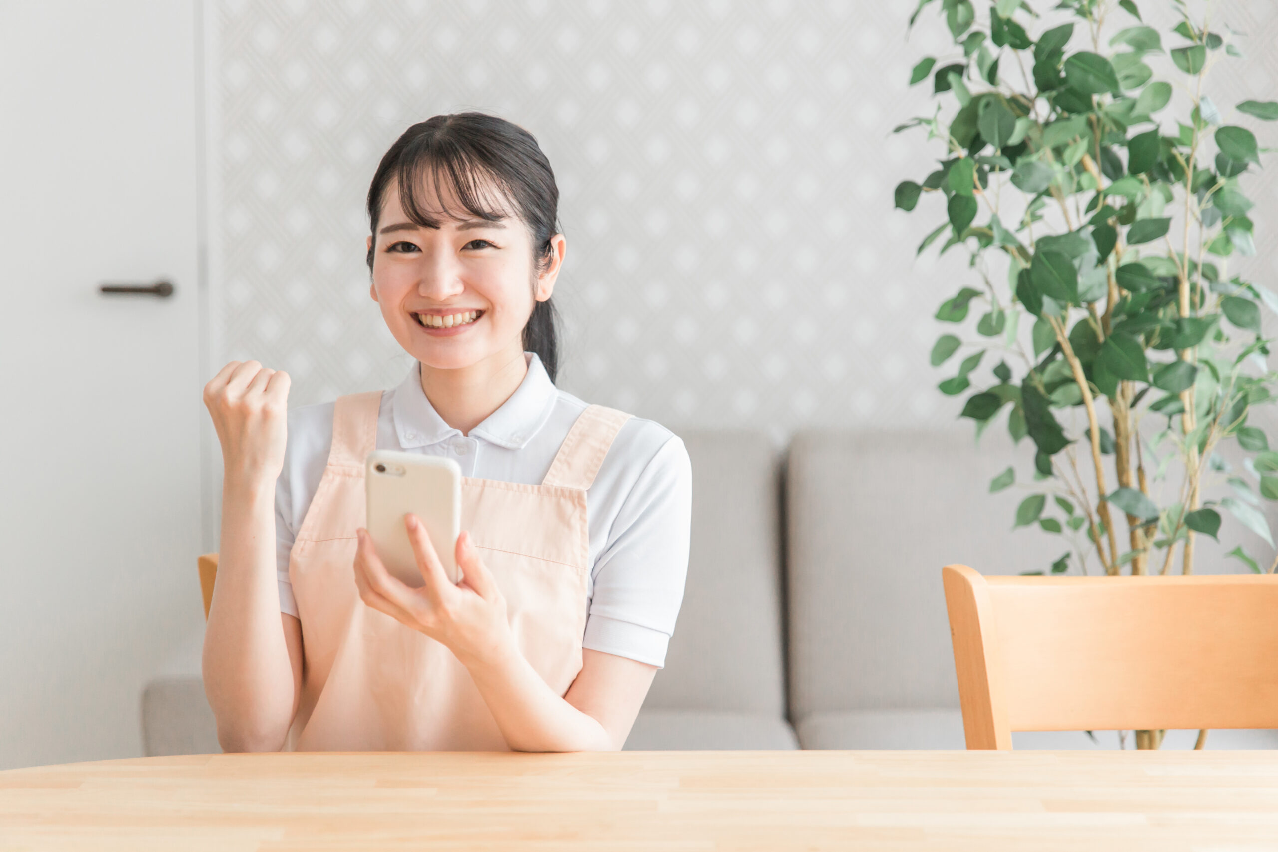 スマホを使う女性