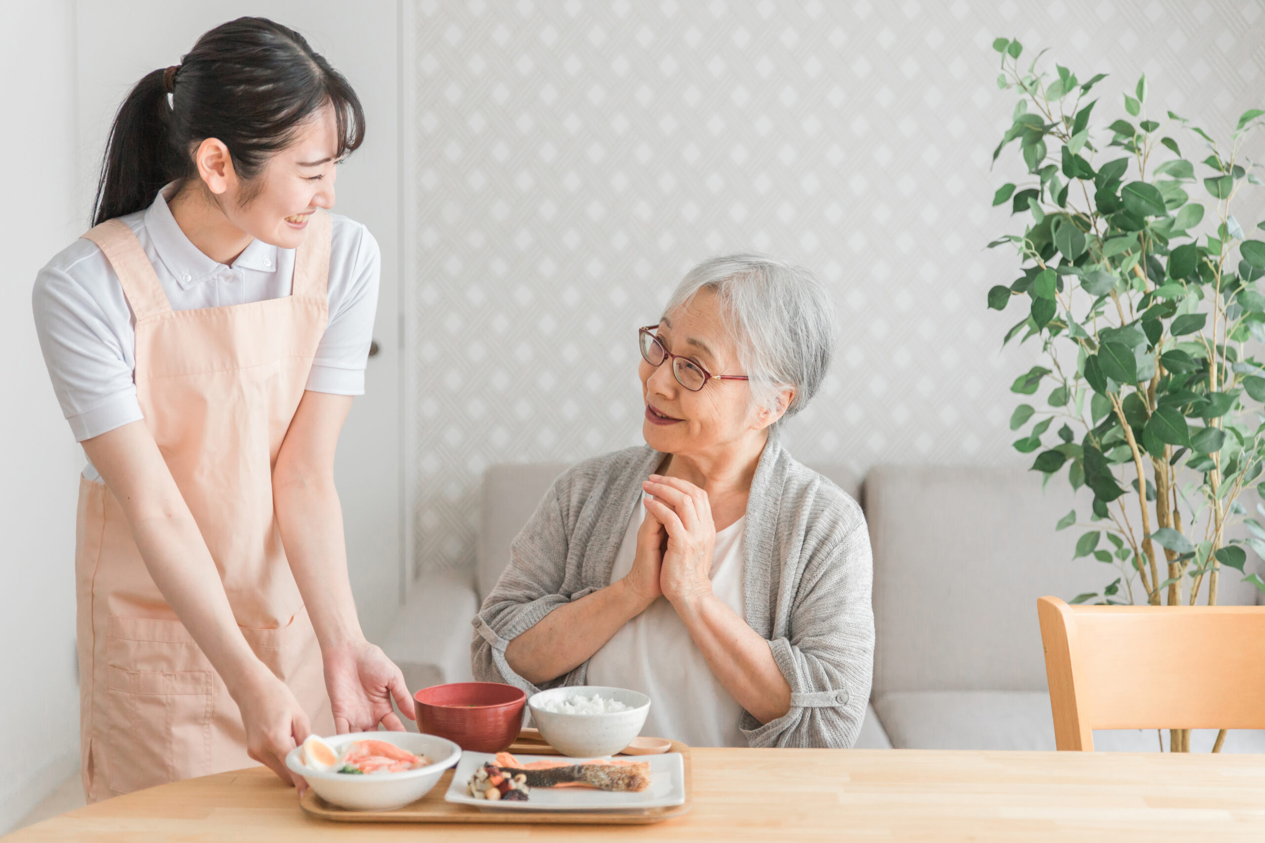 食事を提供する女性スタッフ