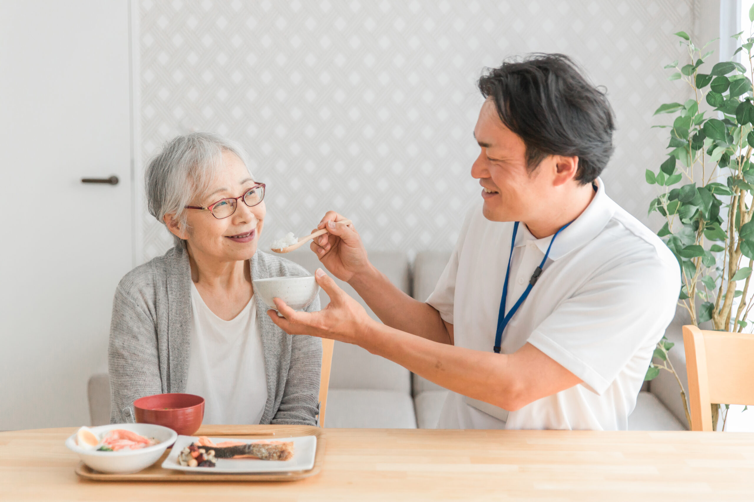 食事介助する男性スタッフ