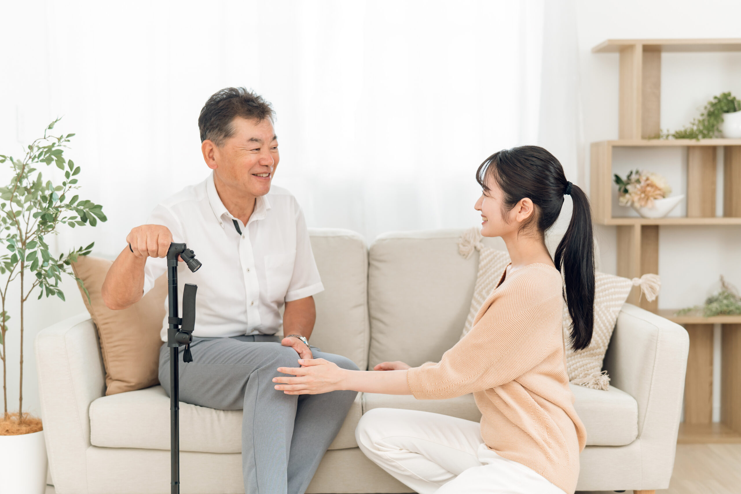 高齢者の男性と若い女性