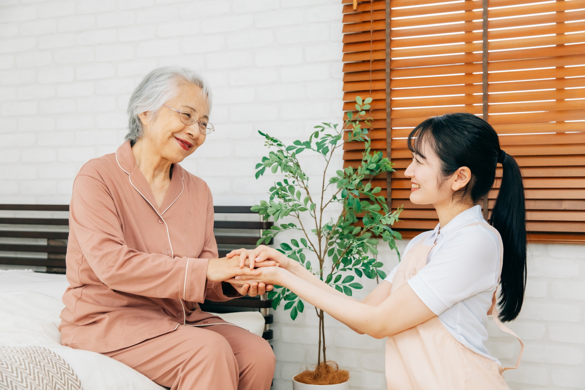 笑顔の高齢者女性と女性スタッフ