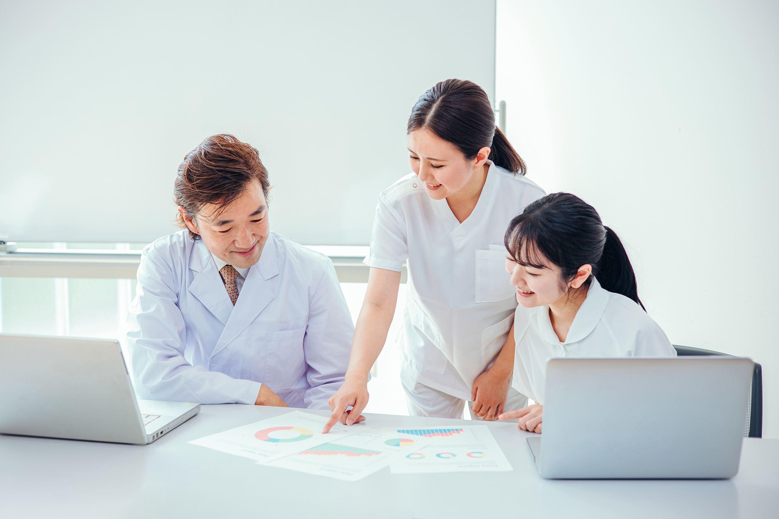 新人の研修をする男性医師と女性看護師