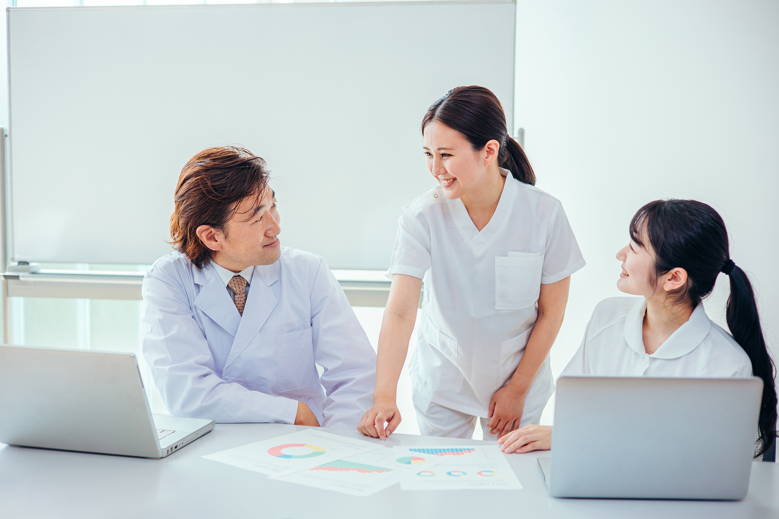 ミーティングをする白衣を着た男女