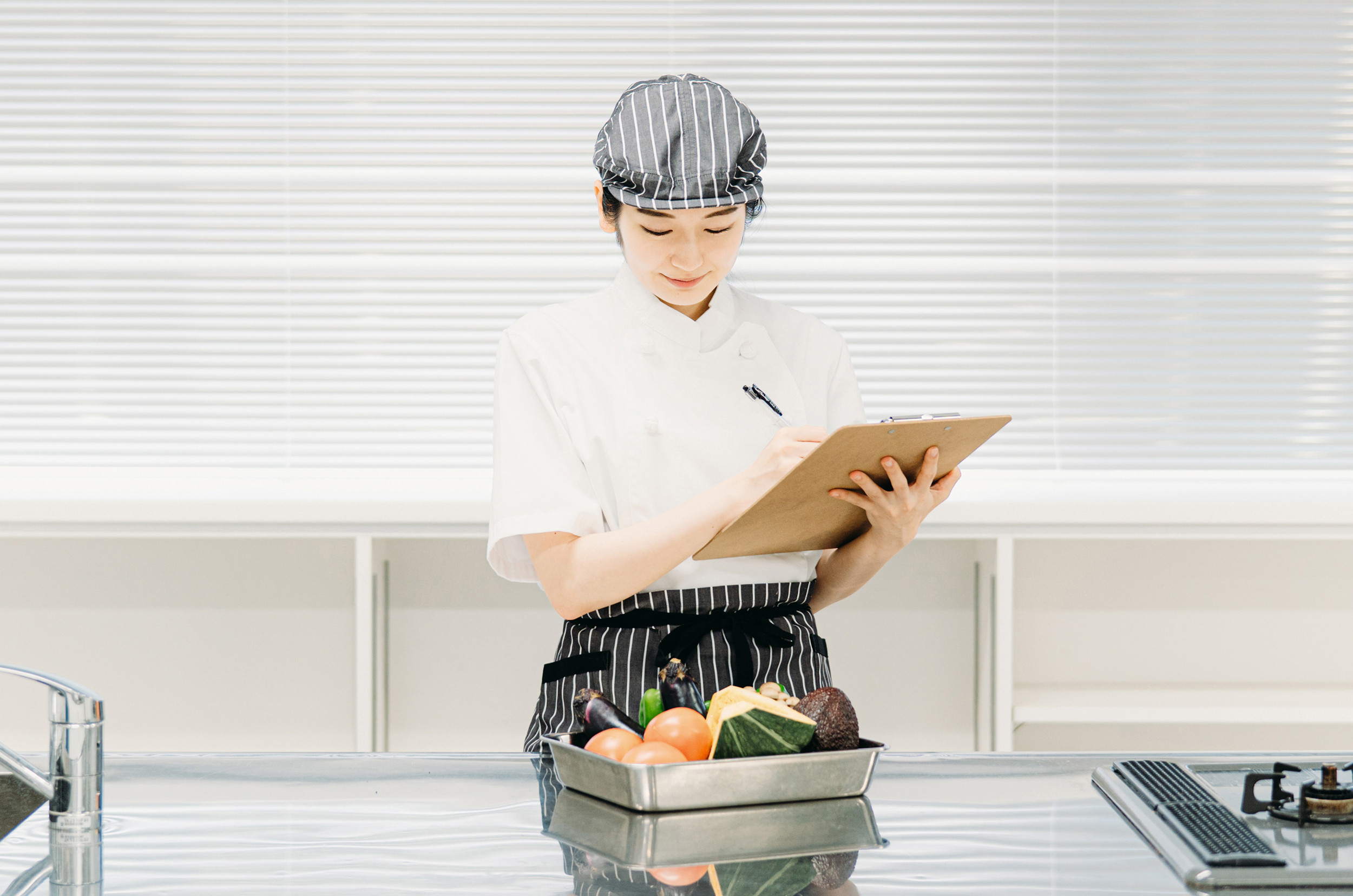 食品をチェックする女性