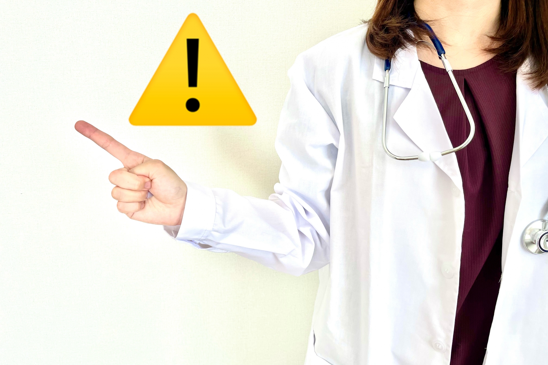 注意する女性医師