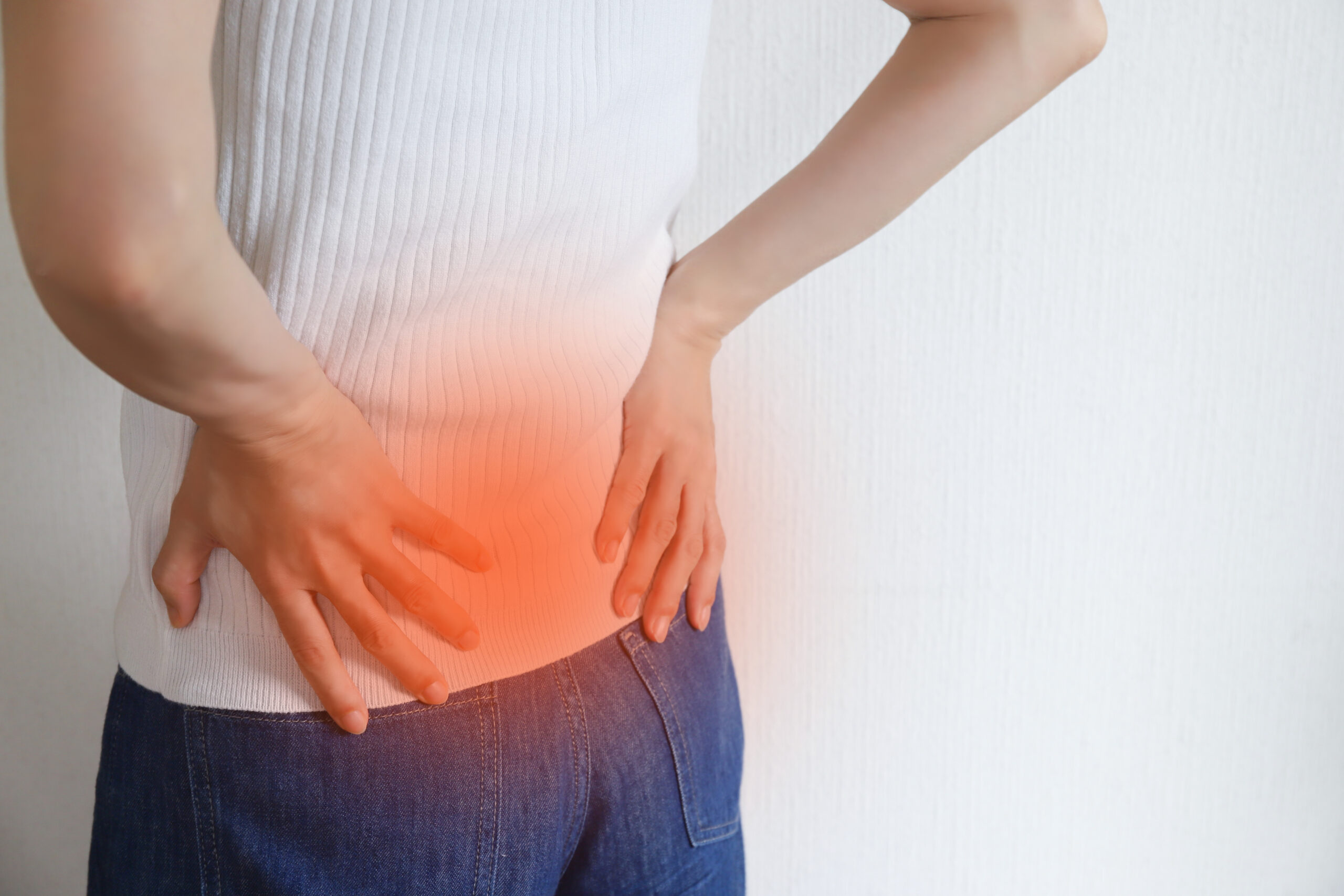 腰を押さえる女性　