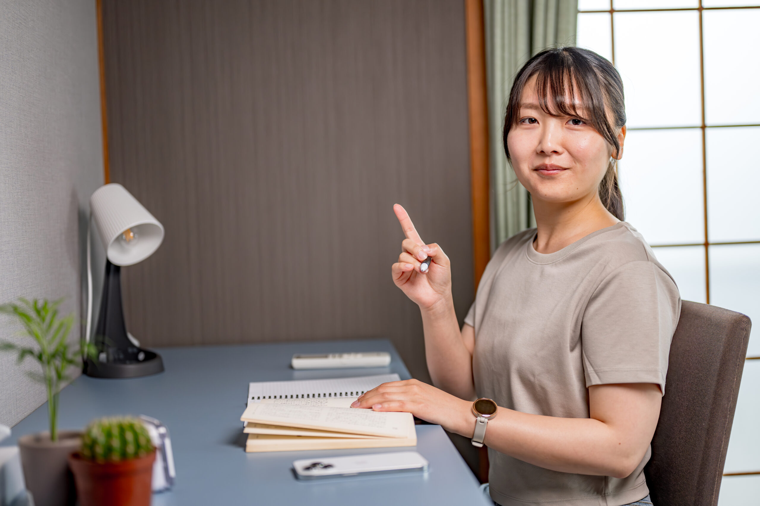 勉強机と閃く私服女性