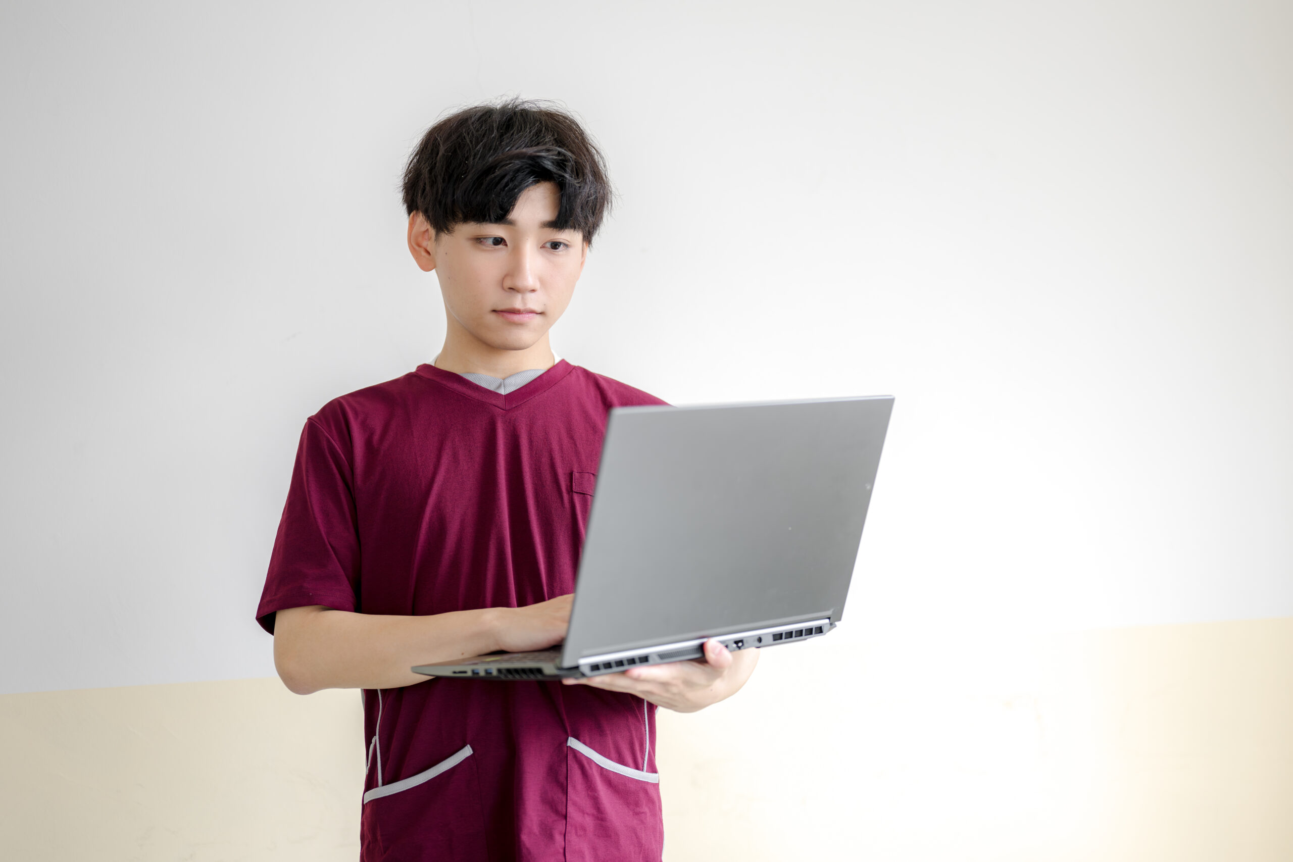 パソコンを使うスクラブ男性