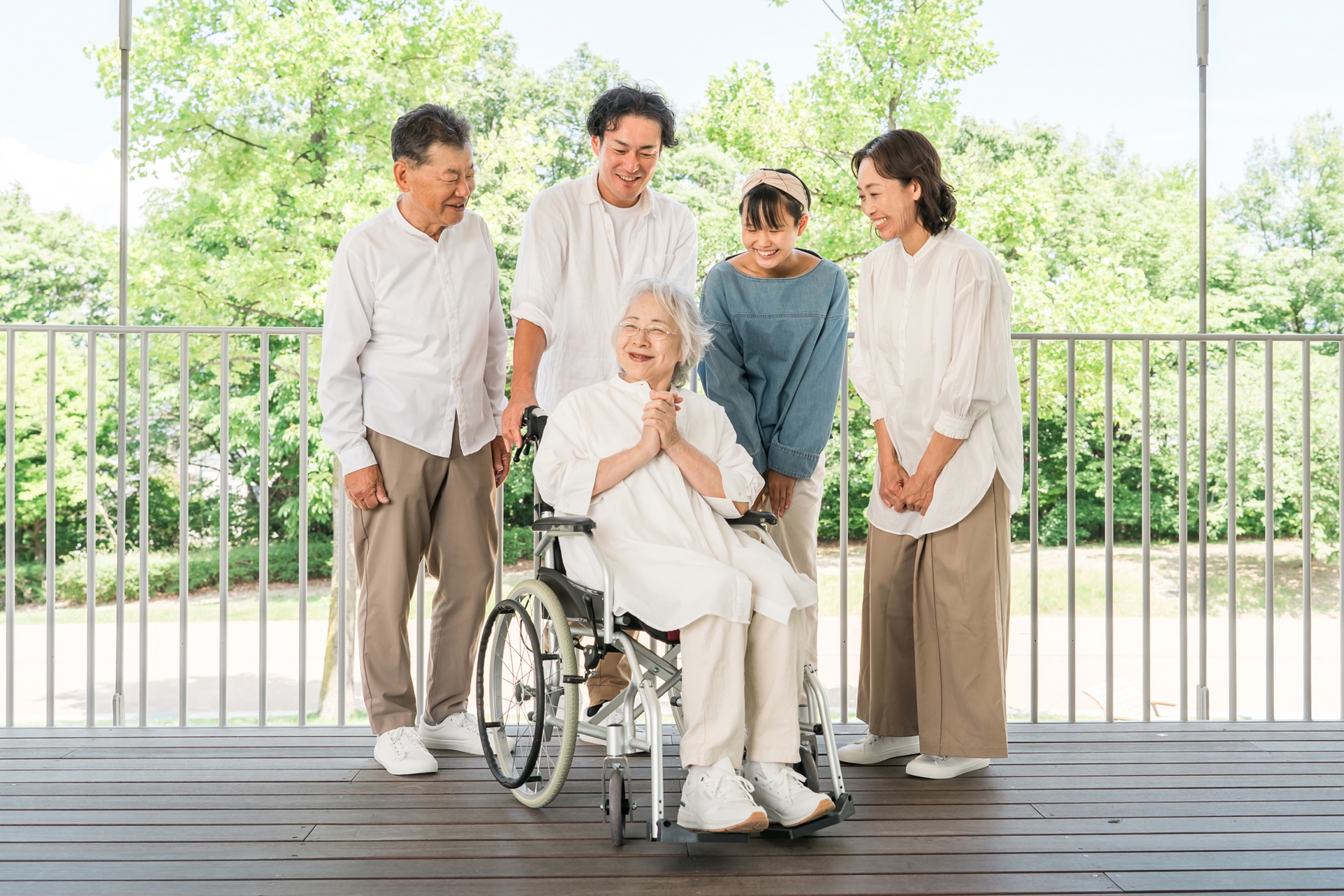 介護施設にお見舞いに来た三世代家族