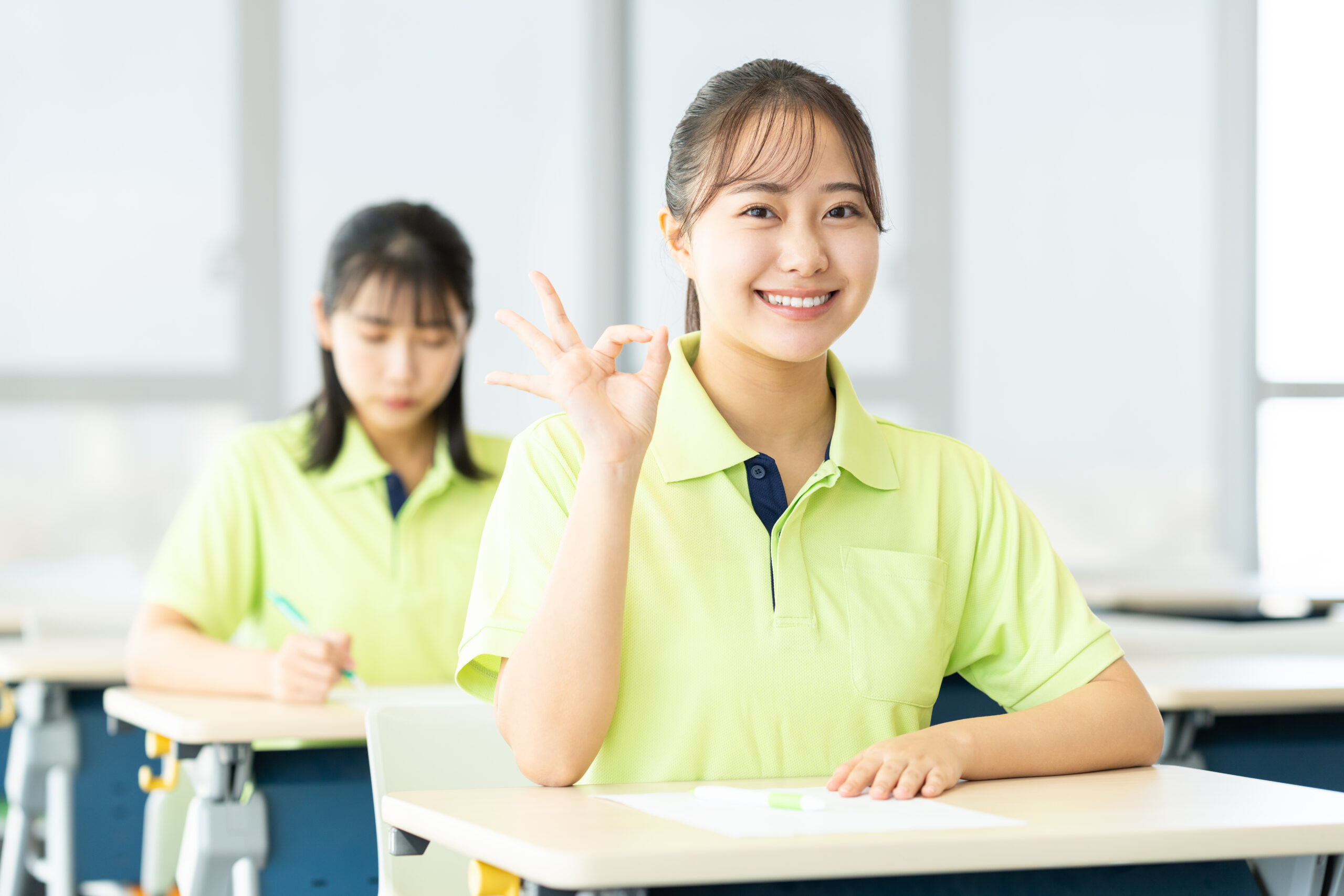 OKサインをする介護福祉士