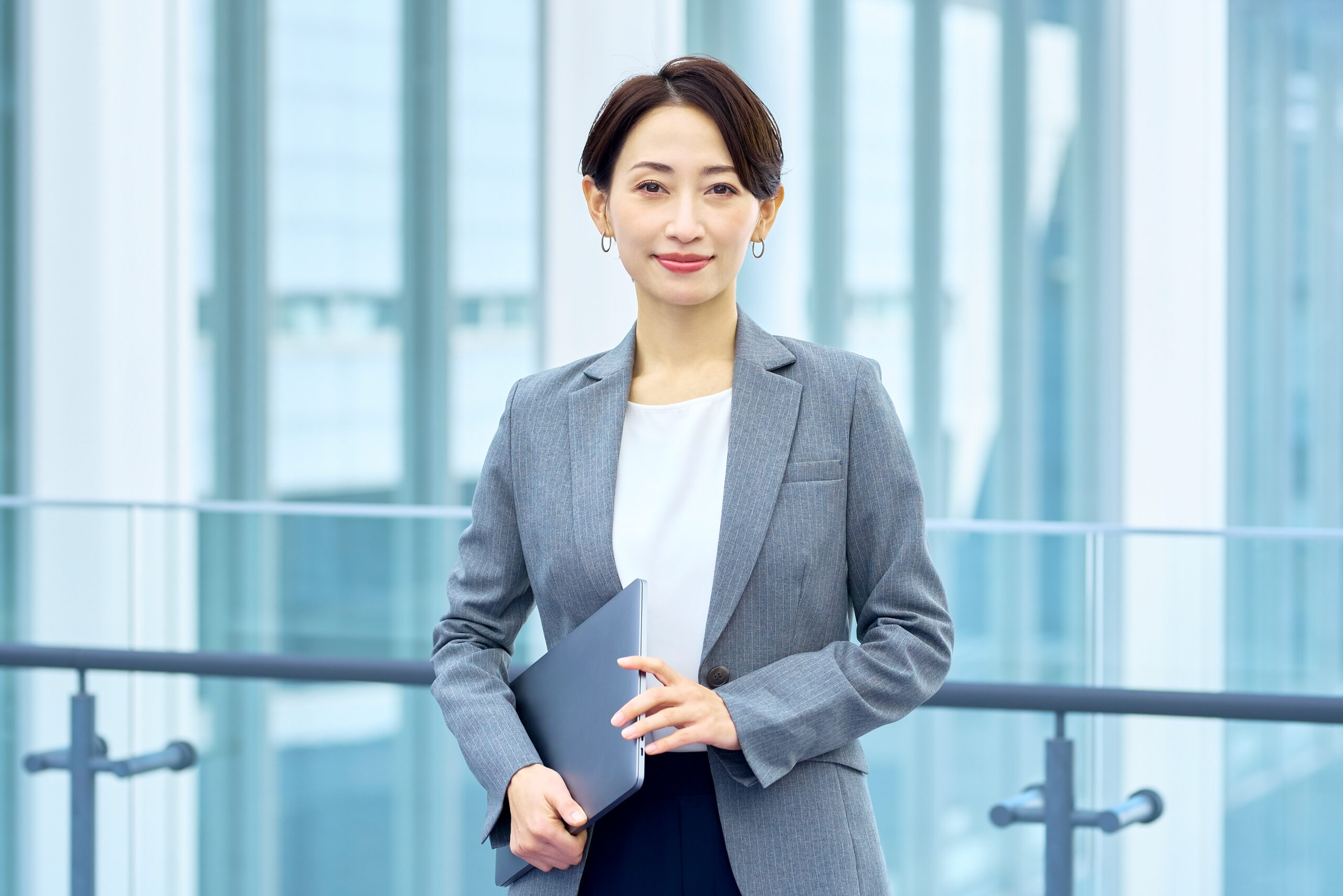 ファイルを持つキャリアウーマン