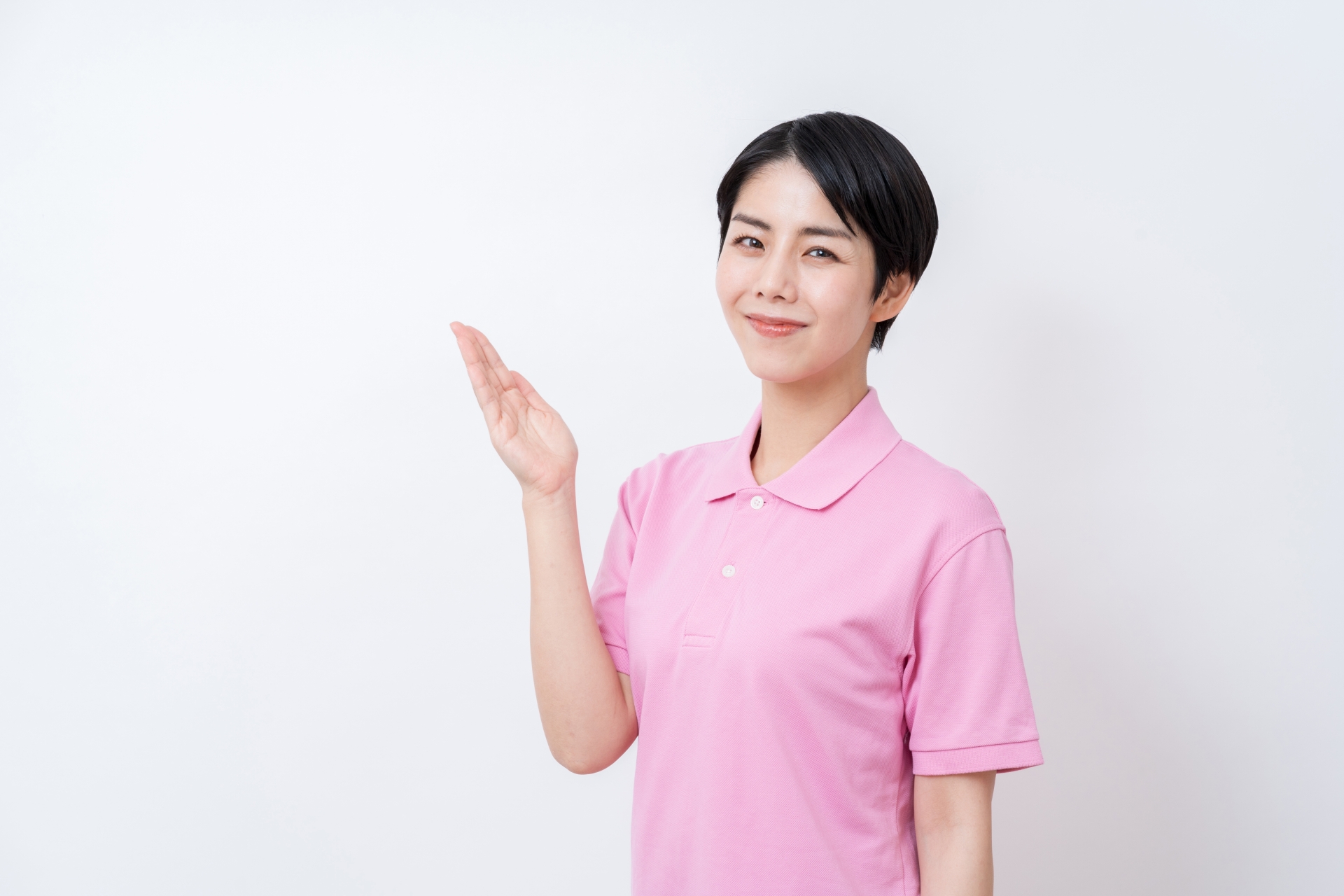 提案する介護福祉士の女性