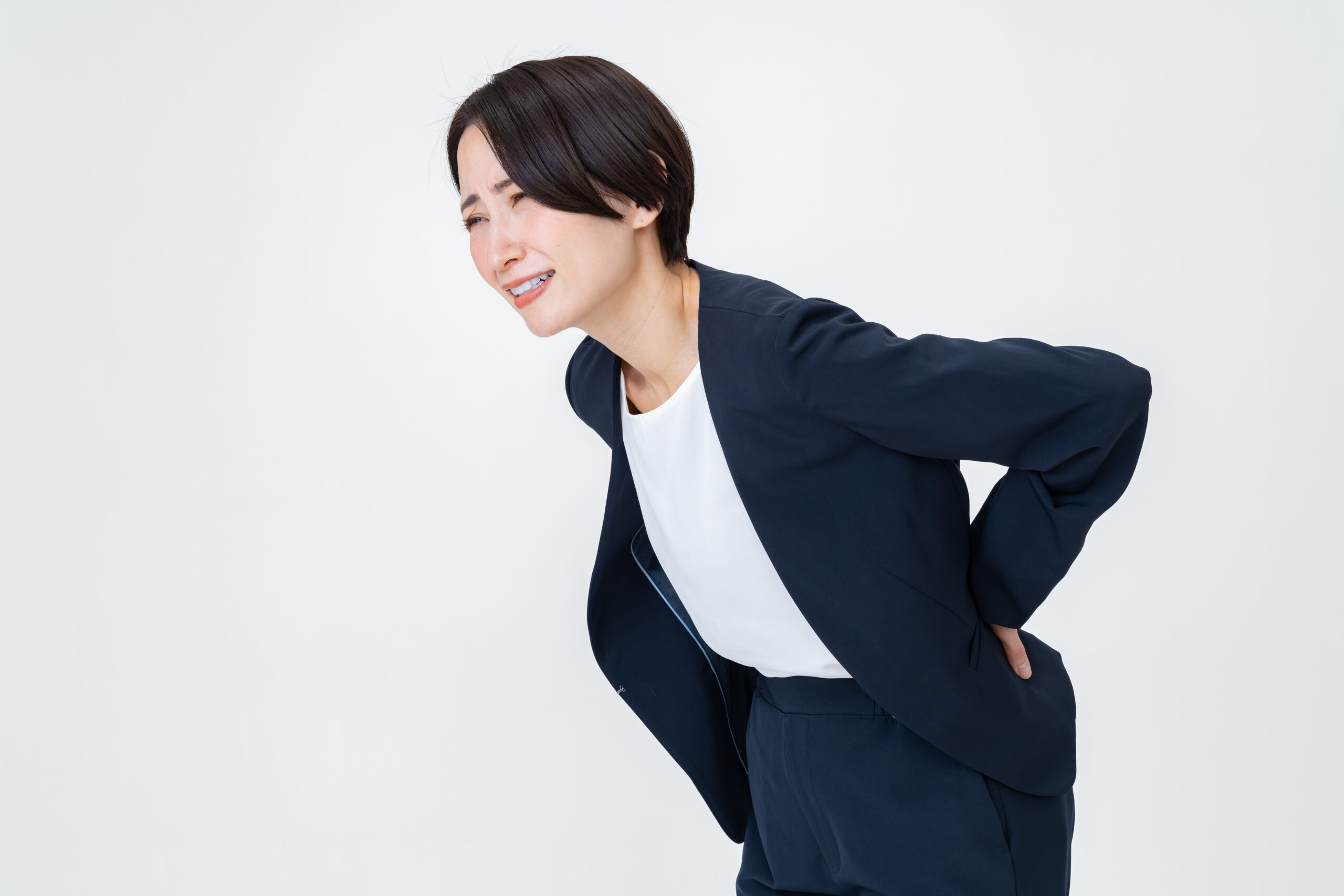 腰を抑える女性