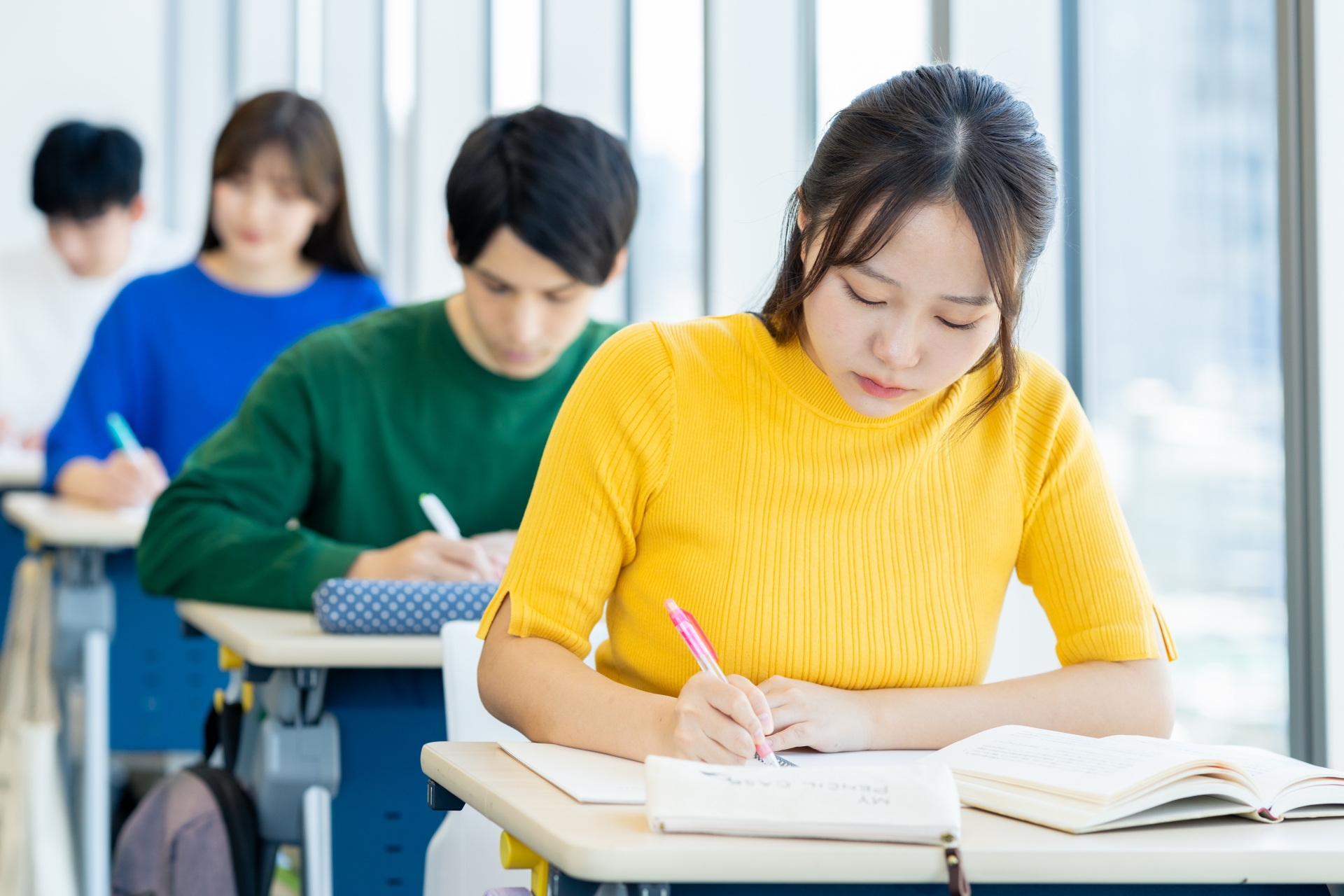 授業を受ける大学生