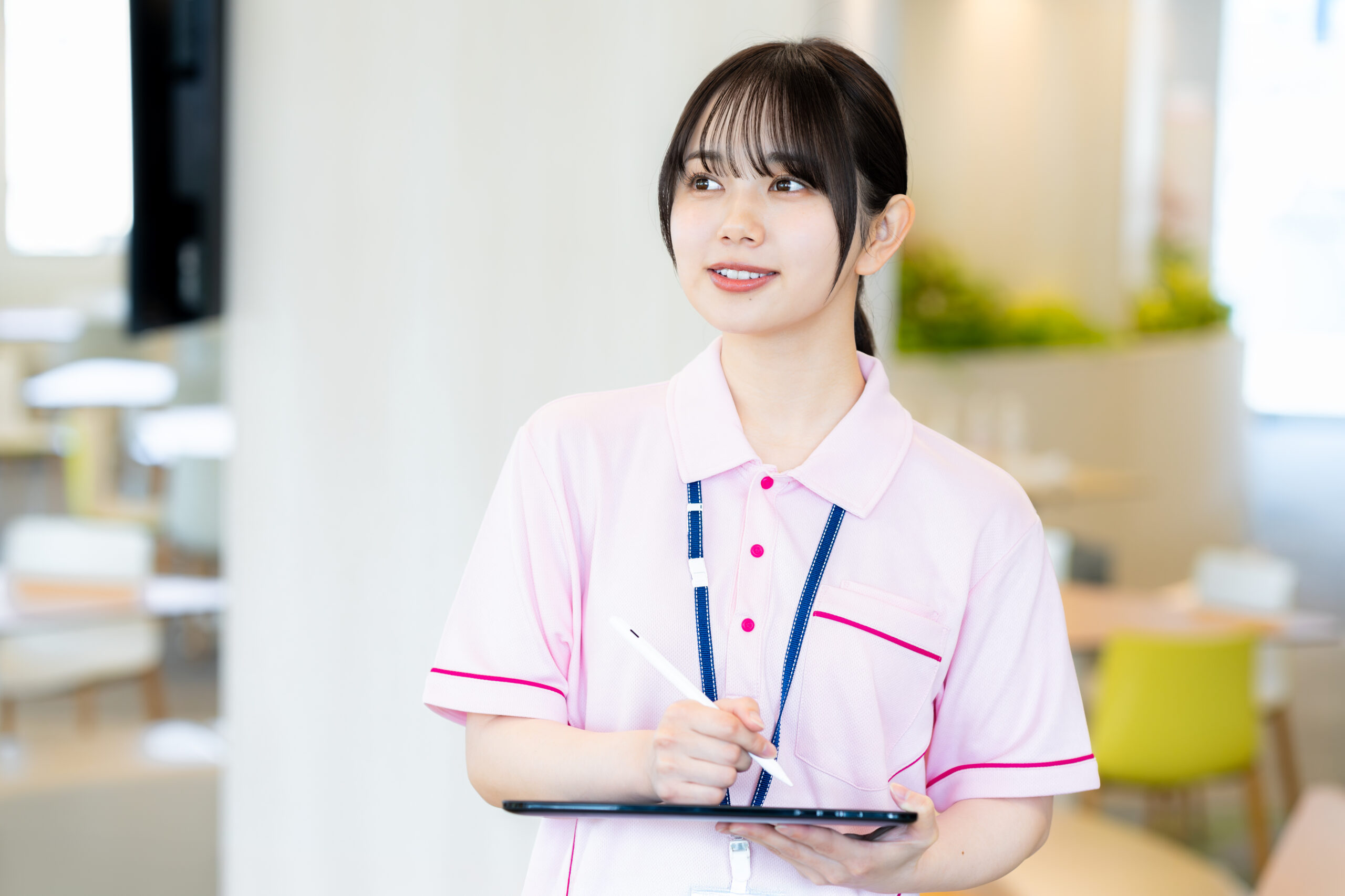 タブレットを持つ介護福祉士