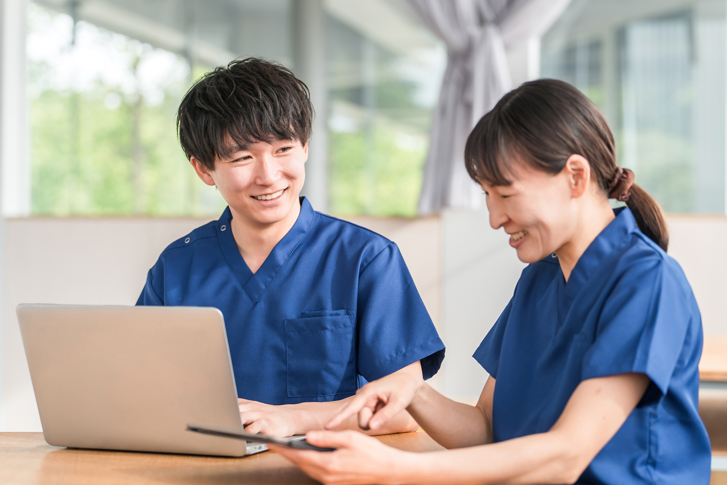 ミーティング・申し送りを行う男女の看護師