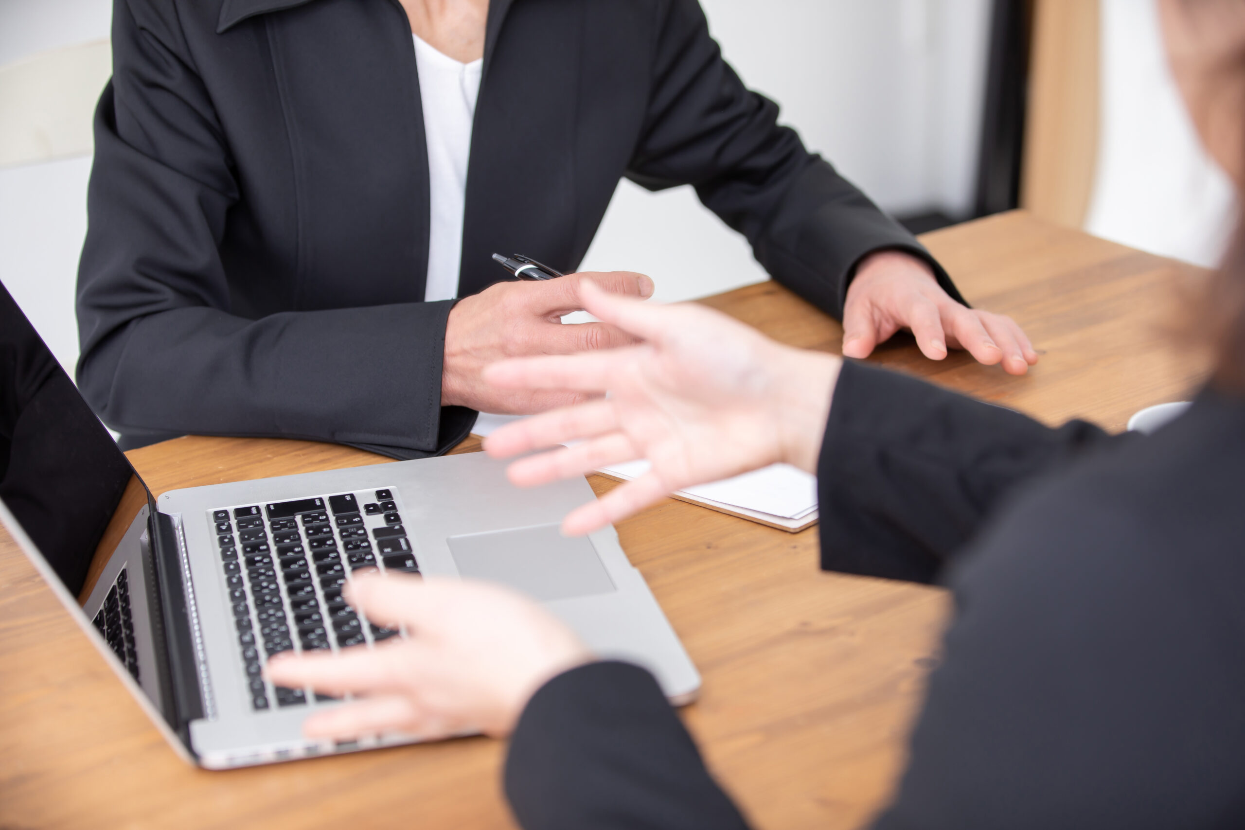 相談を受ける女性スタッフ