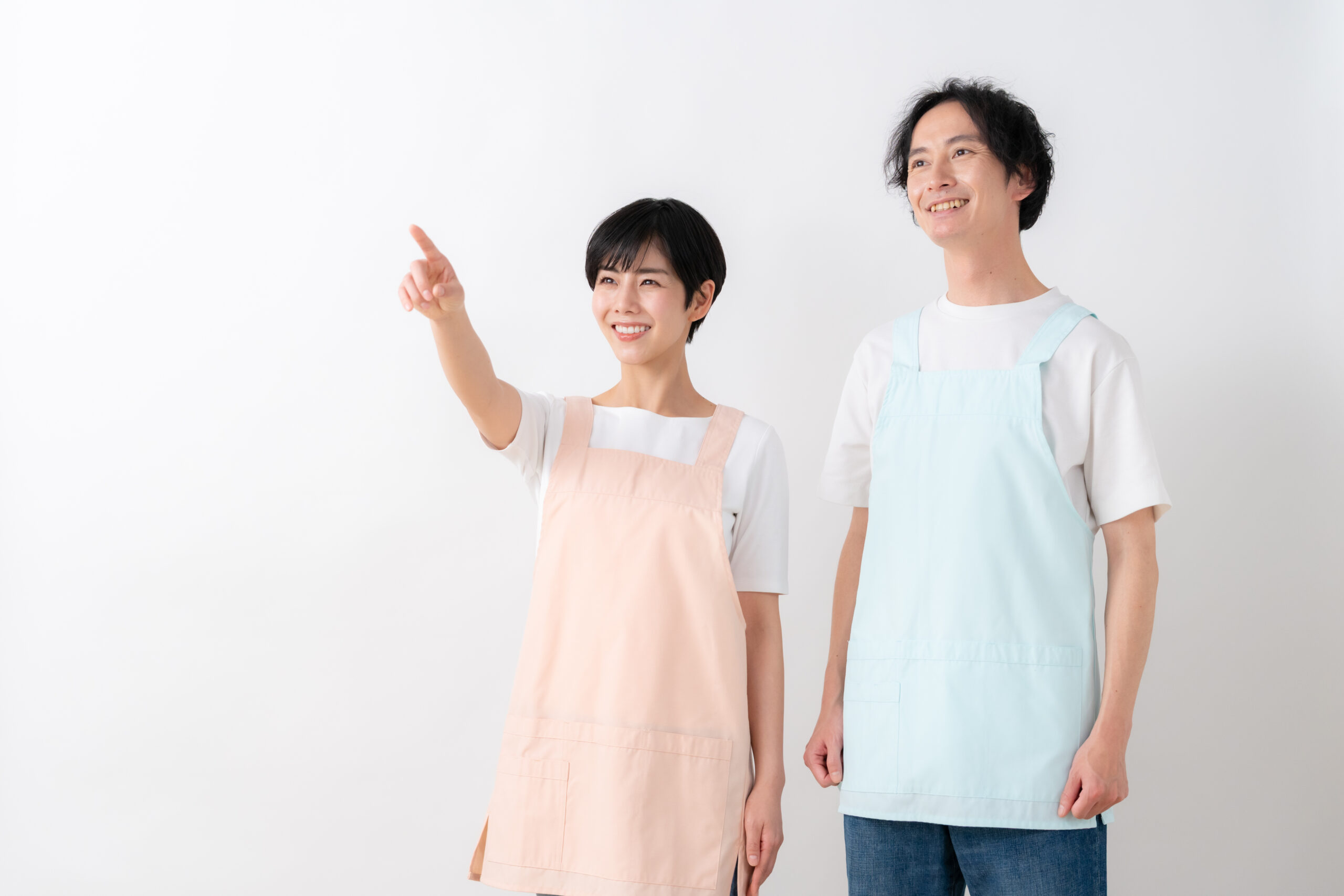 白バックの若い男女の介護士