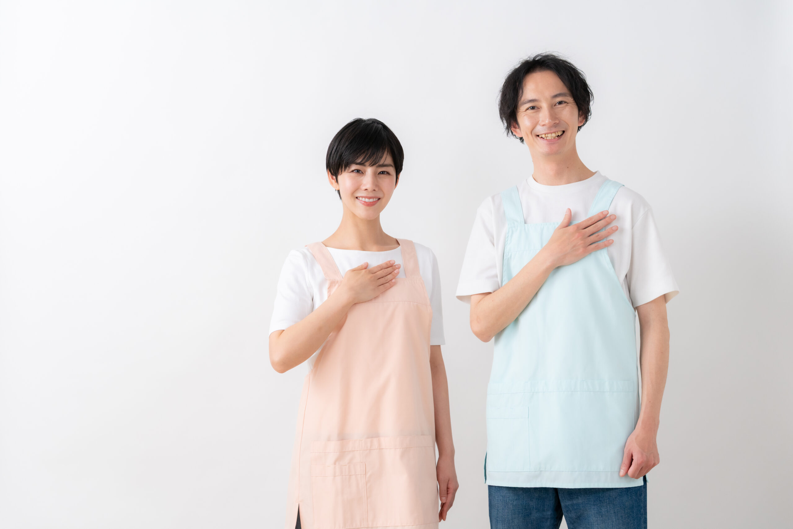 白バックの若い男女の介護士