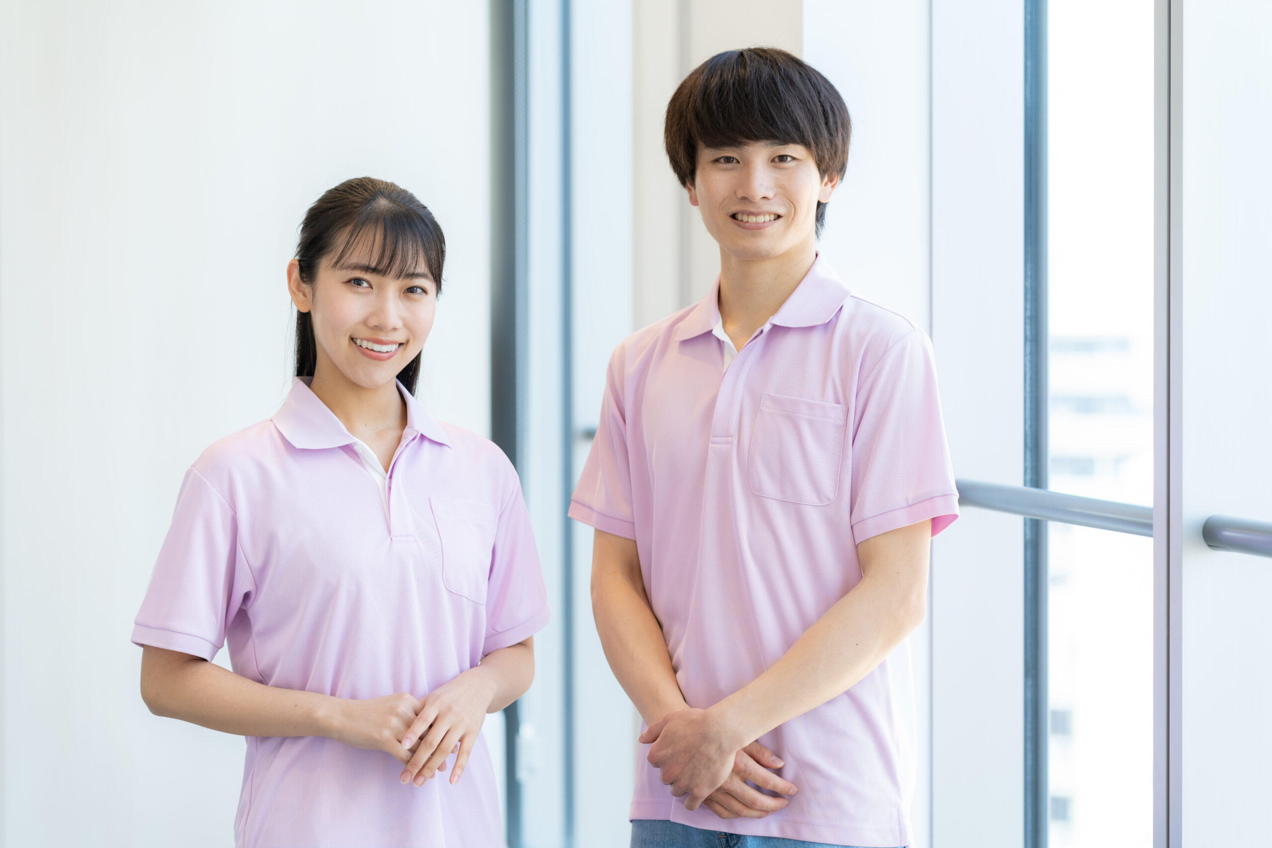 若い男女の介護士