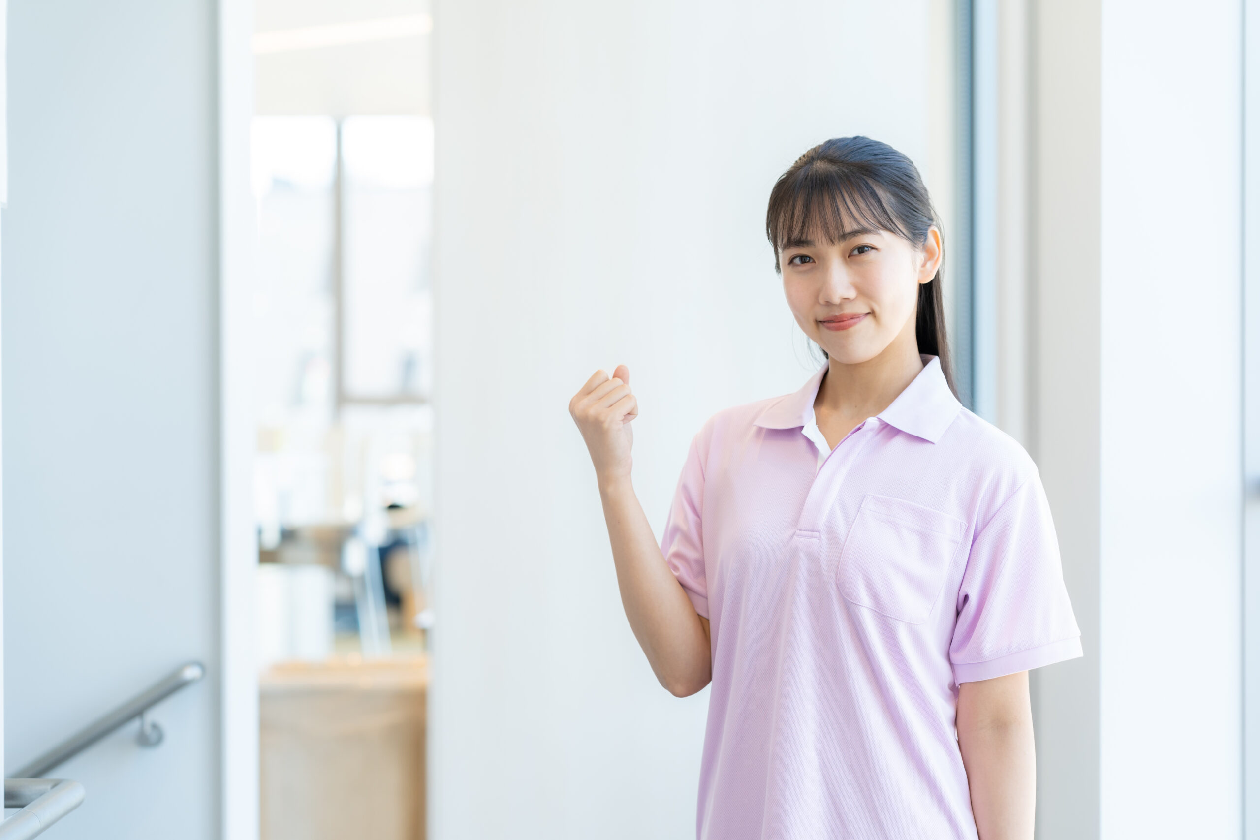 若い女性の介護士