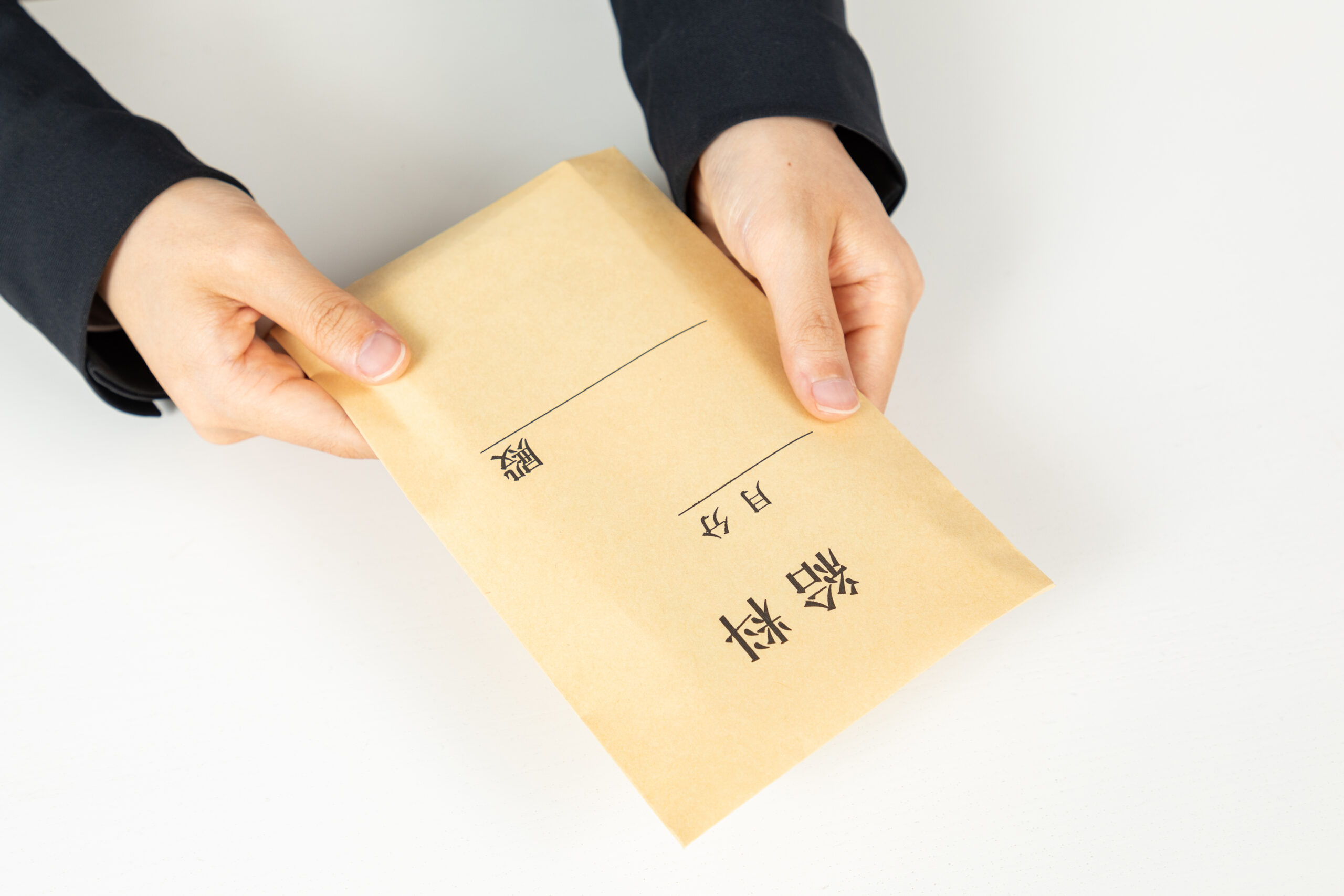 給料袋を受け取る女性の手元