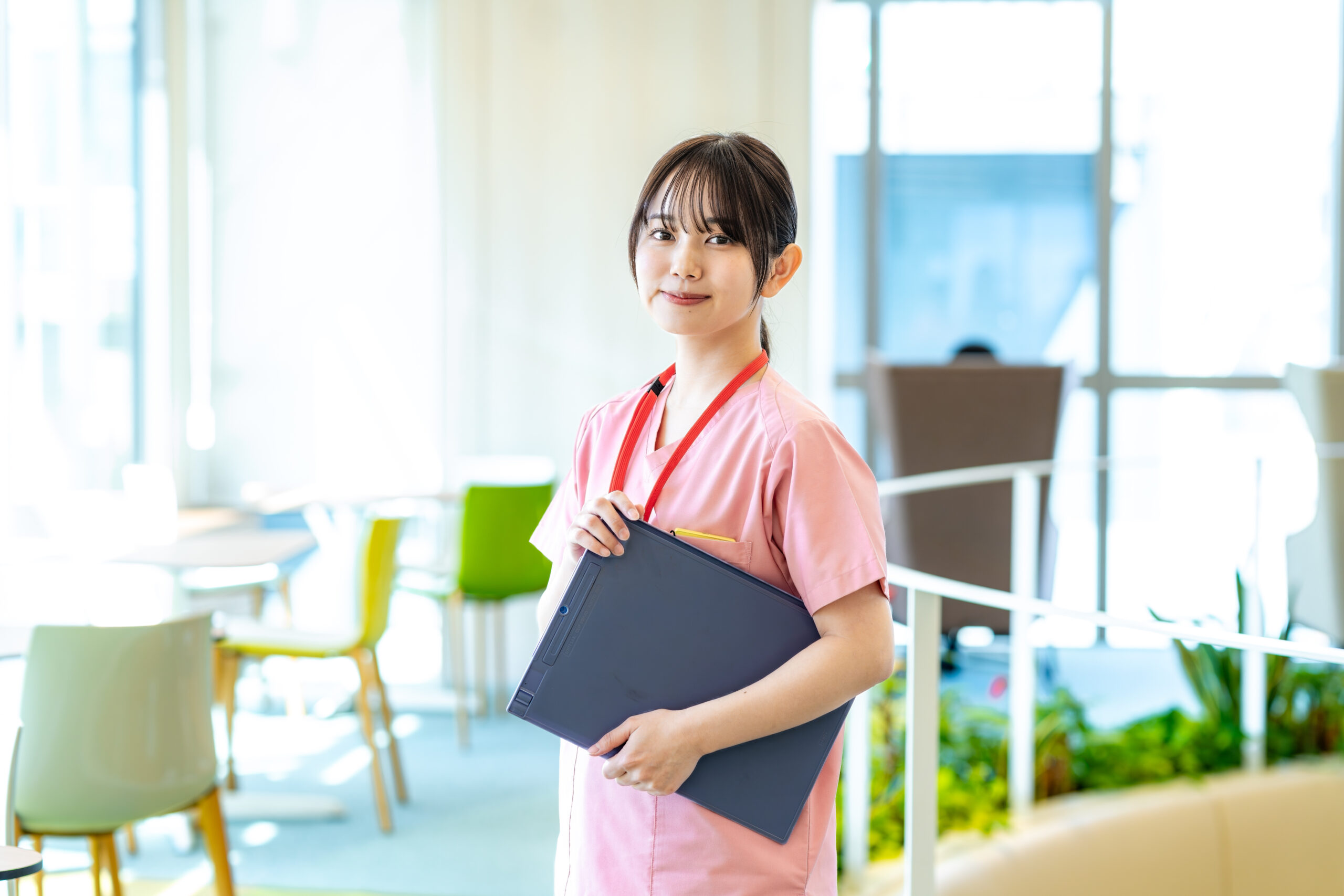 手のひらでお勧めする若いビジネスウーマン