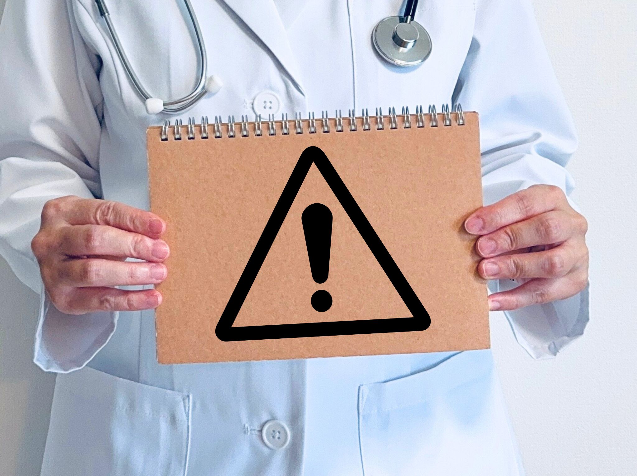 注意点を説明するお医者さん