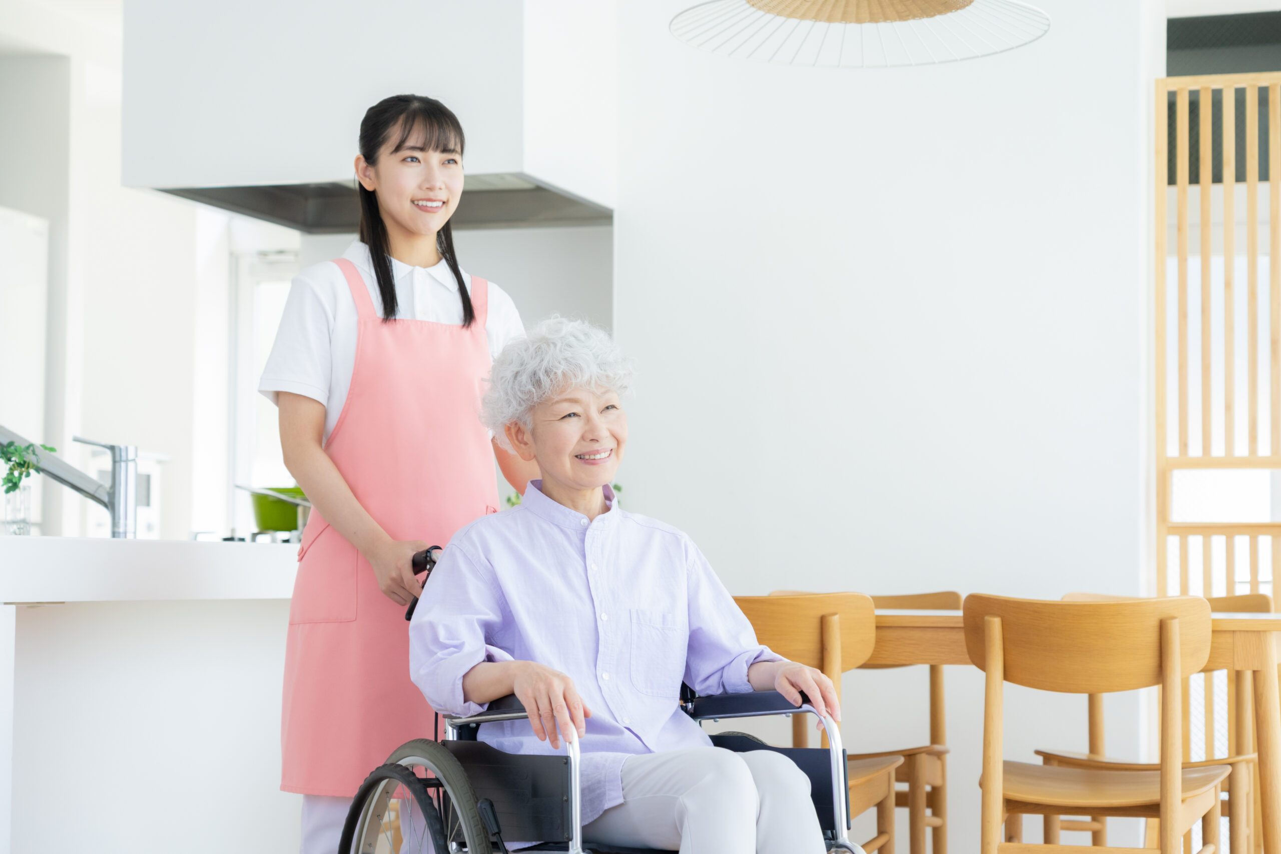 シニア女性を介護をする介護士の女性