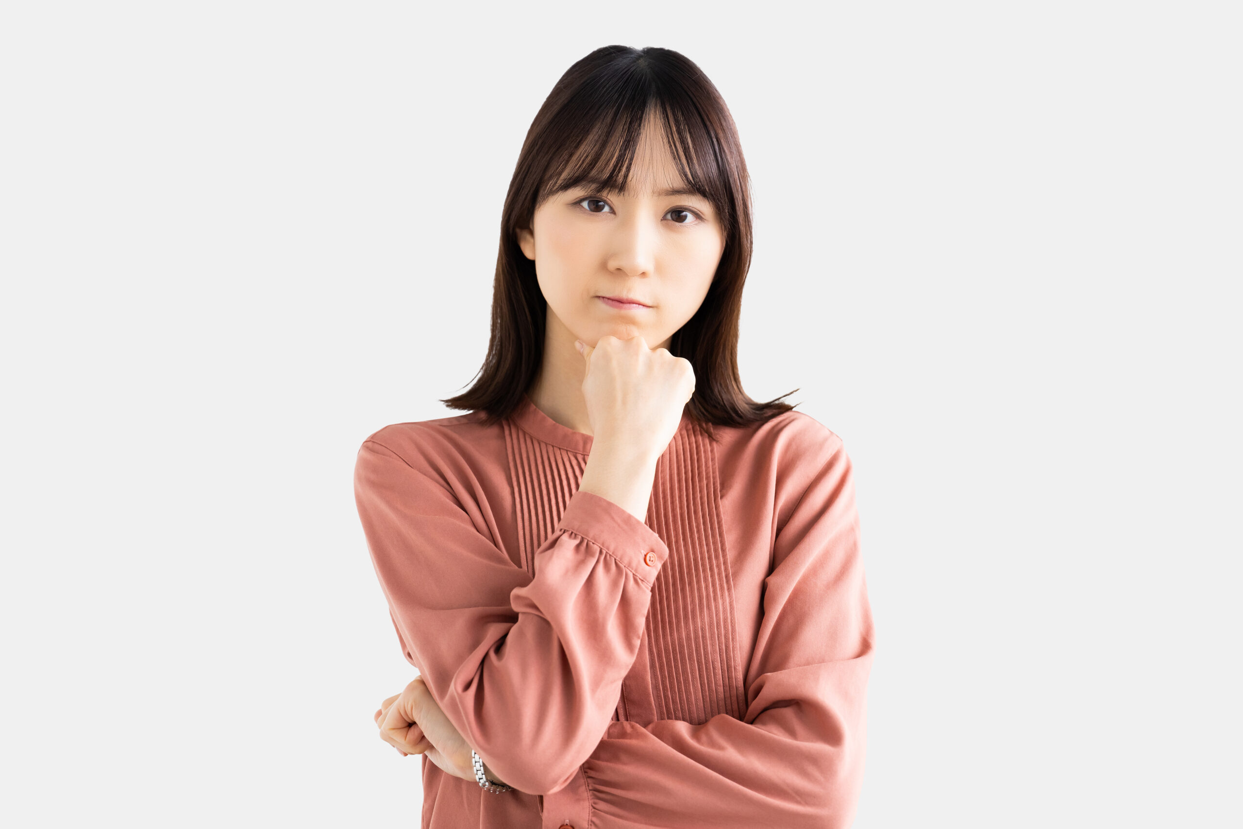 考えごとをする女性・ビジネスウーマン