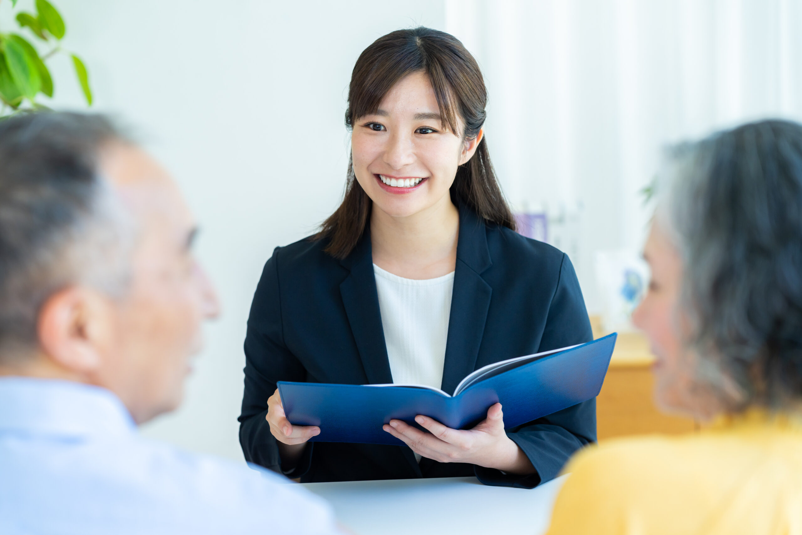 シニア夫婦と話すコンサルタント