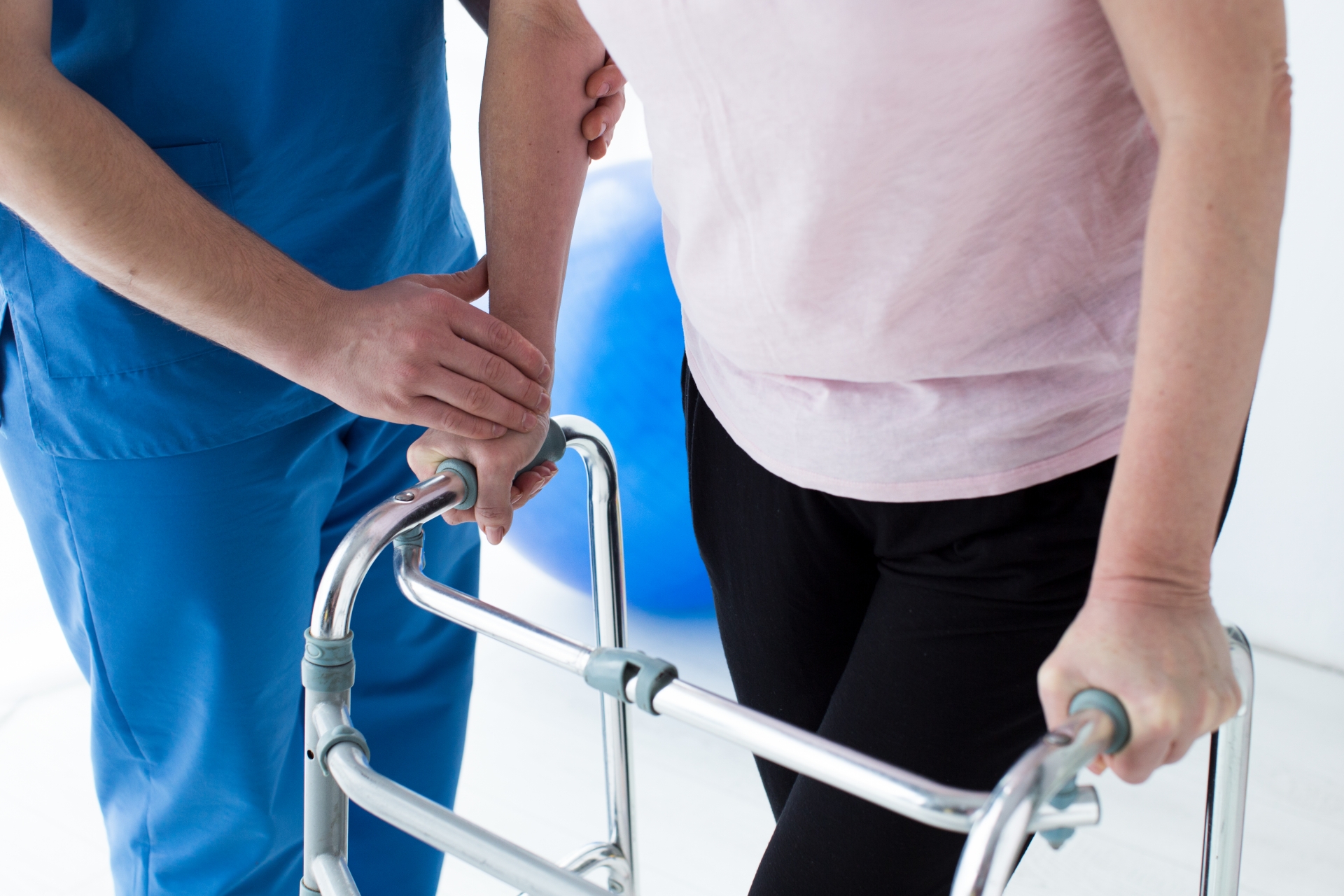 歩行訓練をする女性と理学療法士