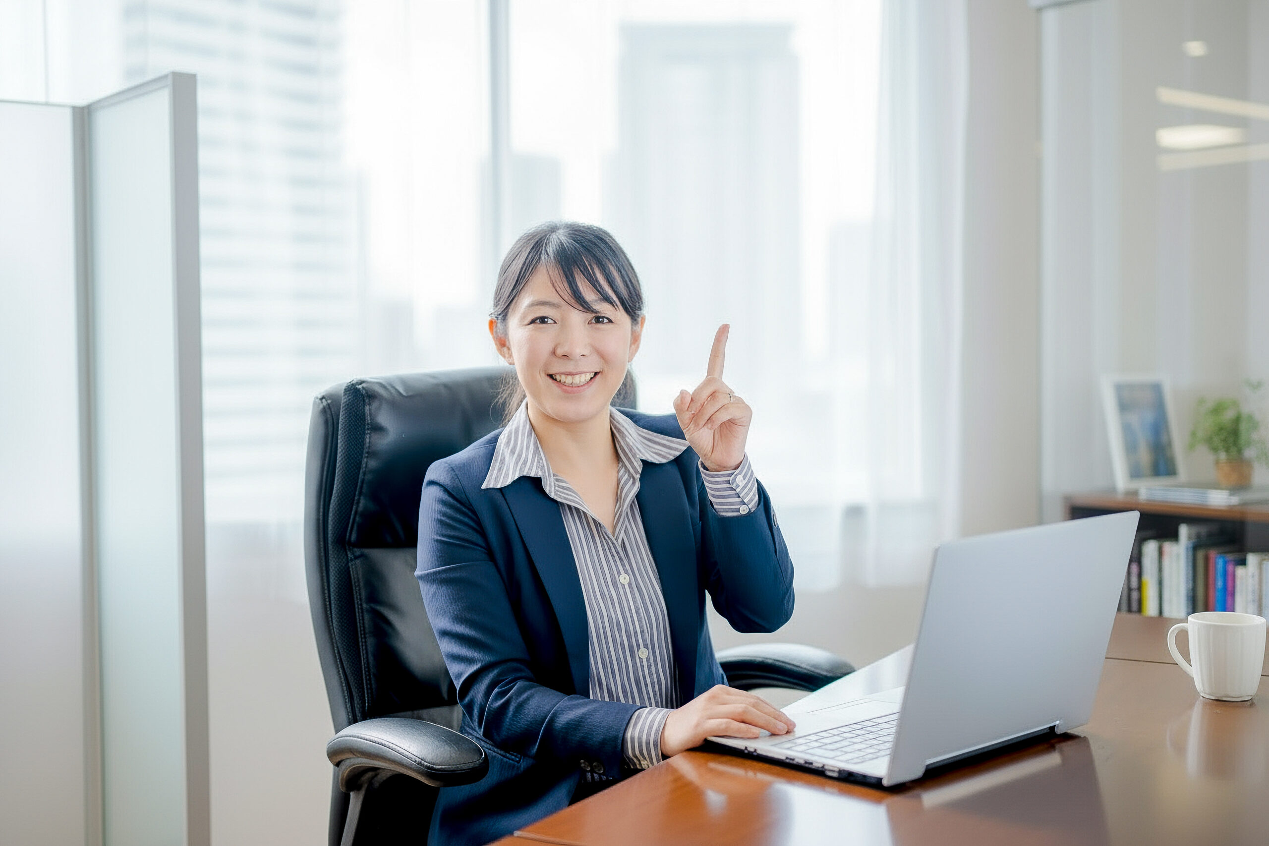 指差すビジネスウーマン