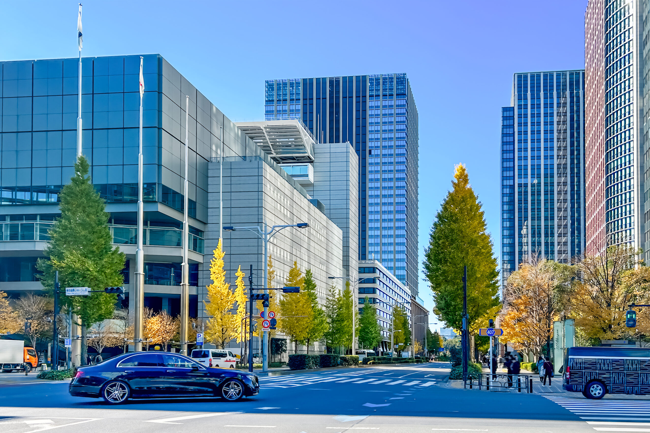秋色の街路樹が彩る東京丸の内の大通り