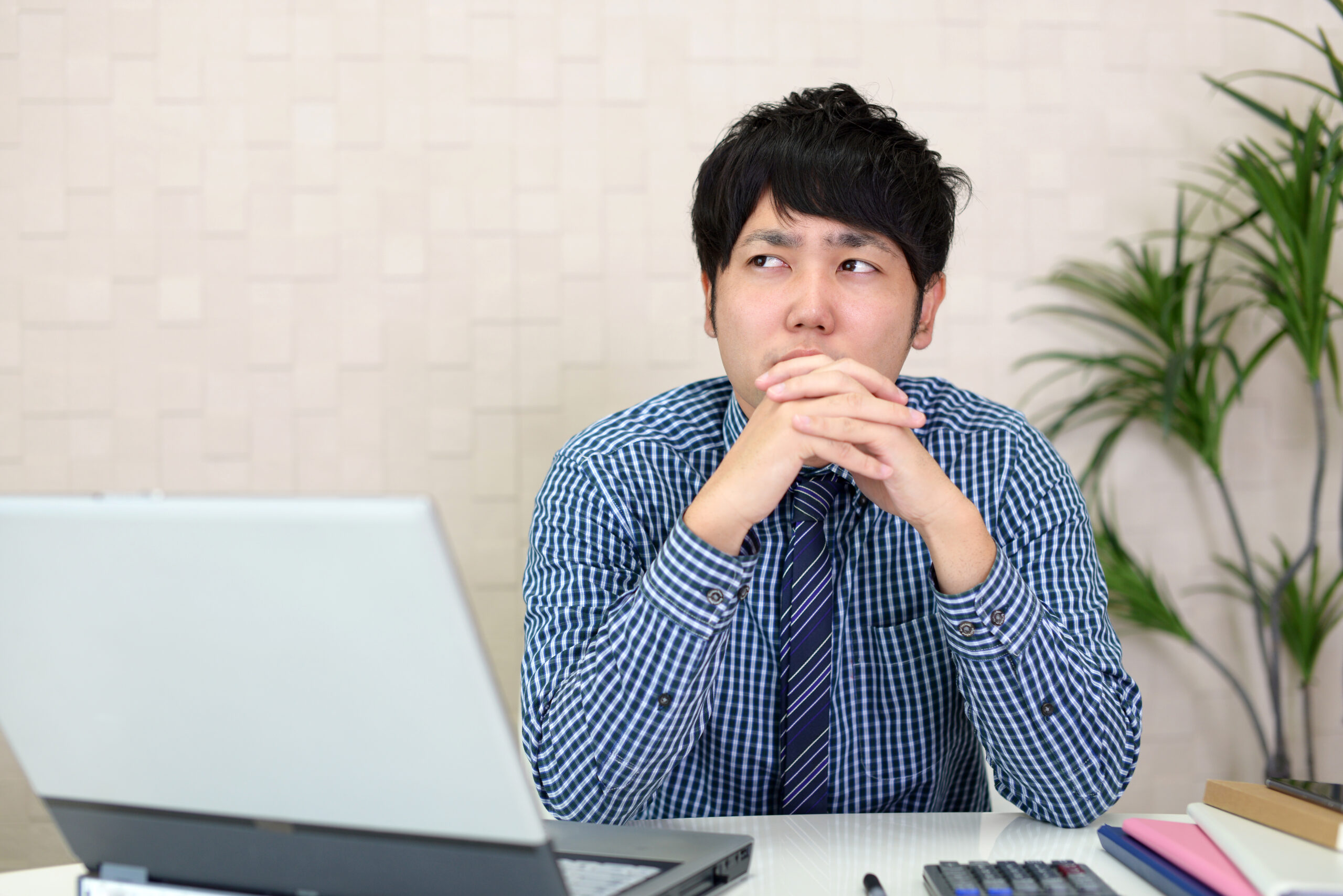 苦悩するビジネスマン