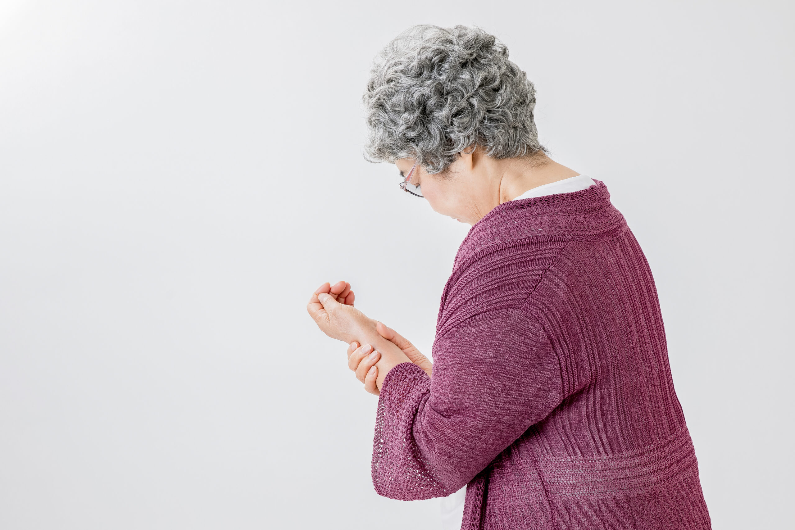 手首が痛い高齢者の女性