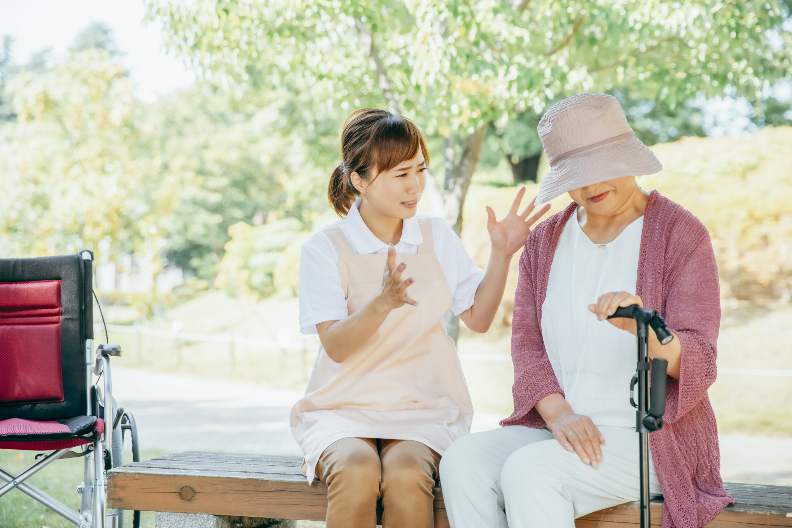 怒る介護士と高齢者