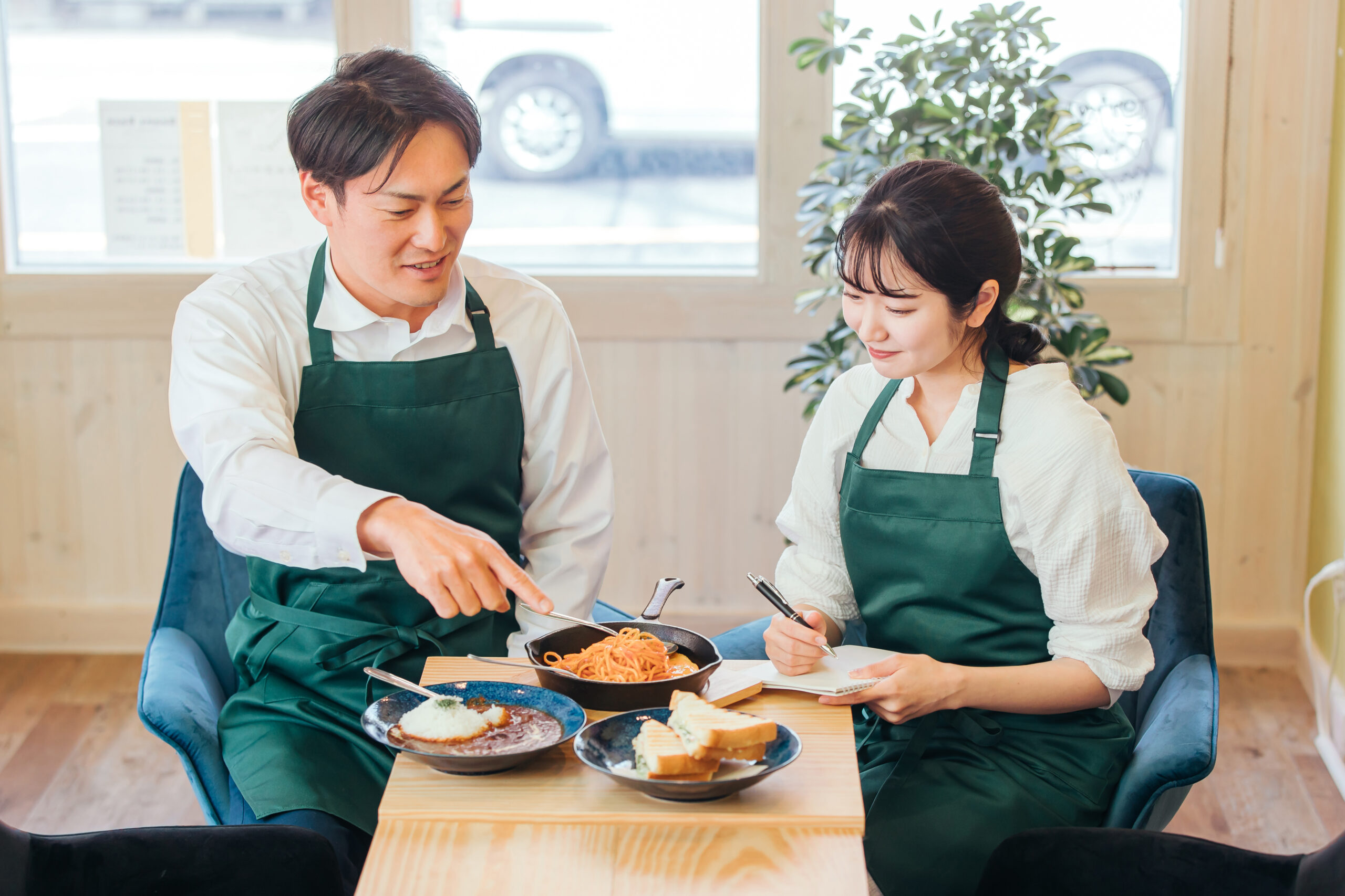 レストラン・カフェ・飲食店を経営する男女