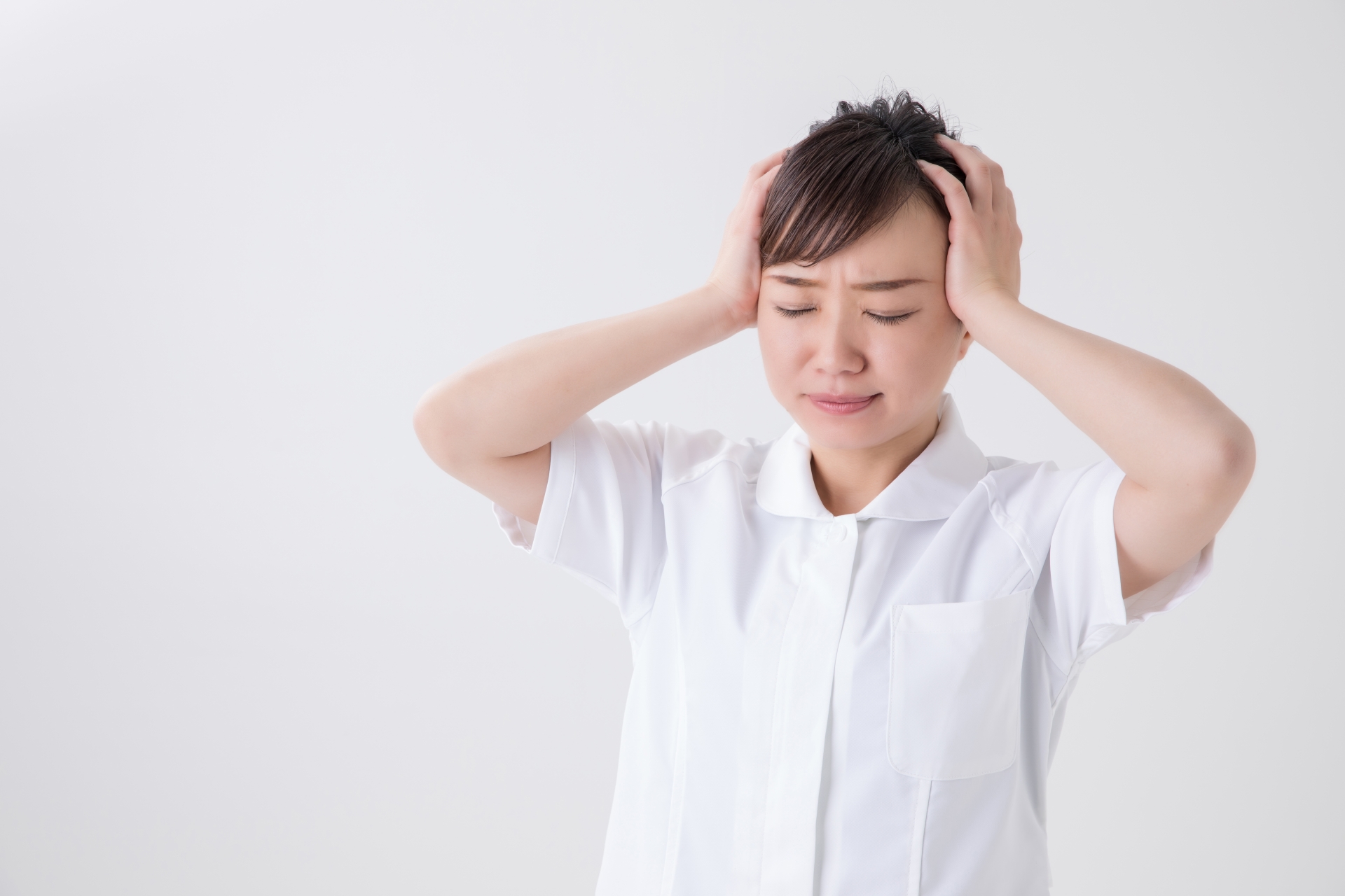 ショックを受ける白衣の女性