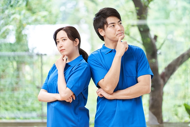 仕事につてい悩む男女の介護士