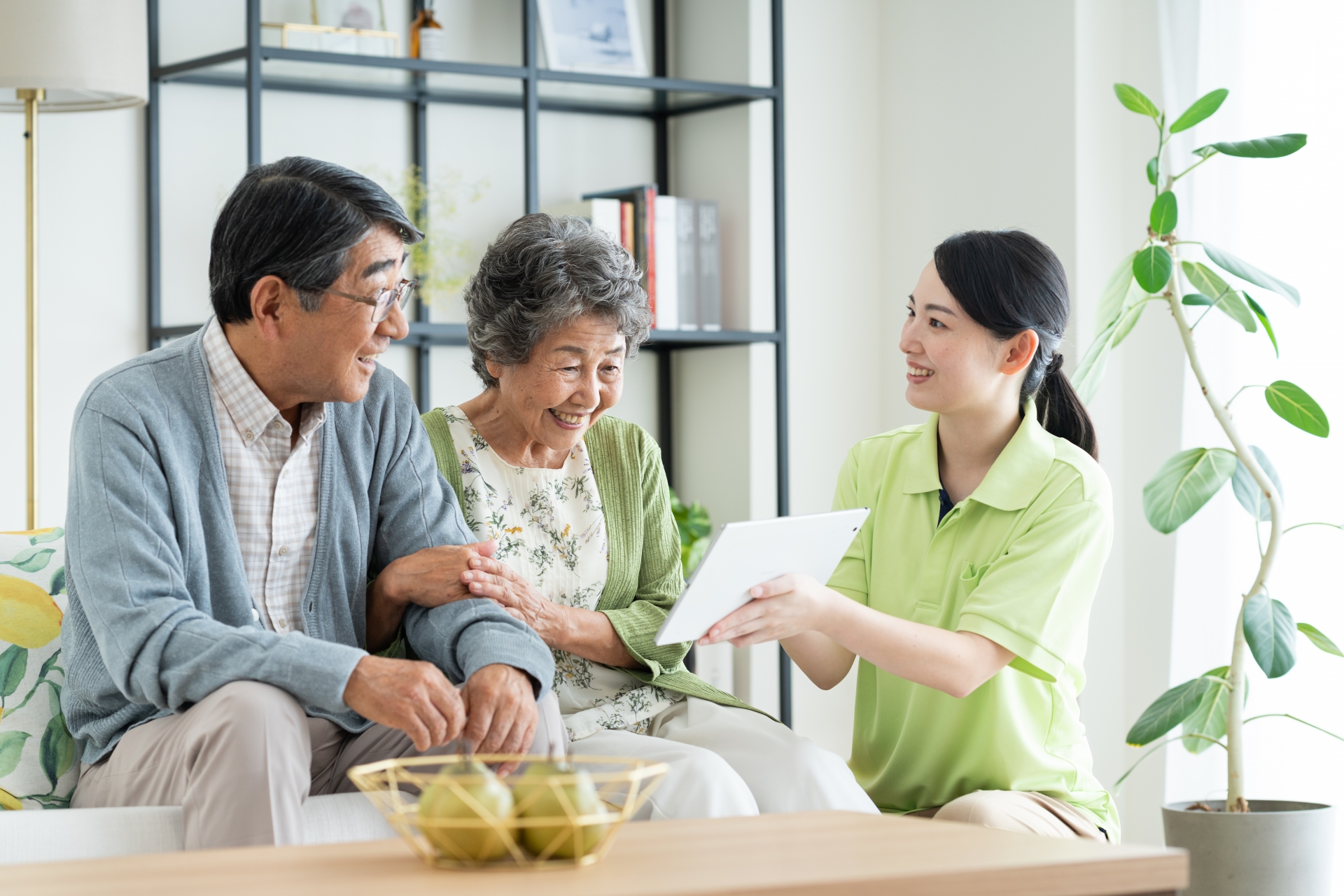 シニアの夫婦と介護福祉士