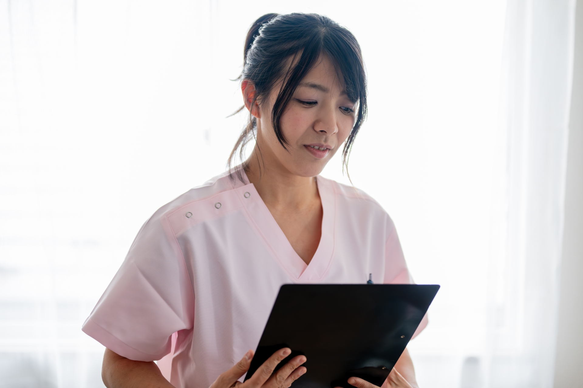 俯く介護職の人