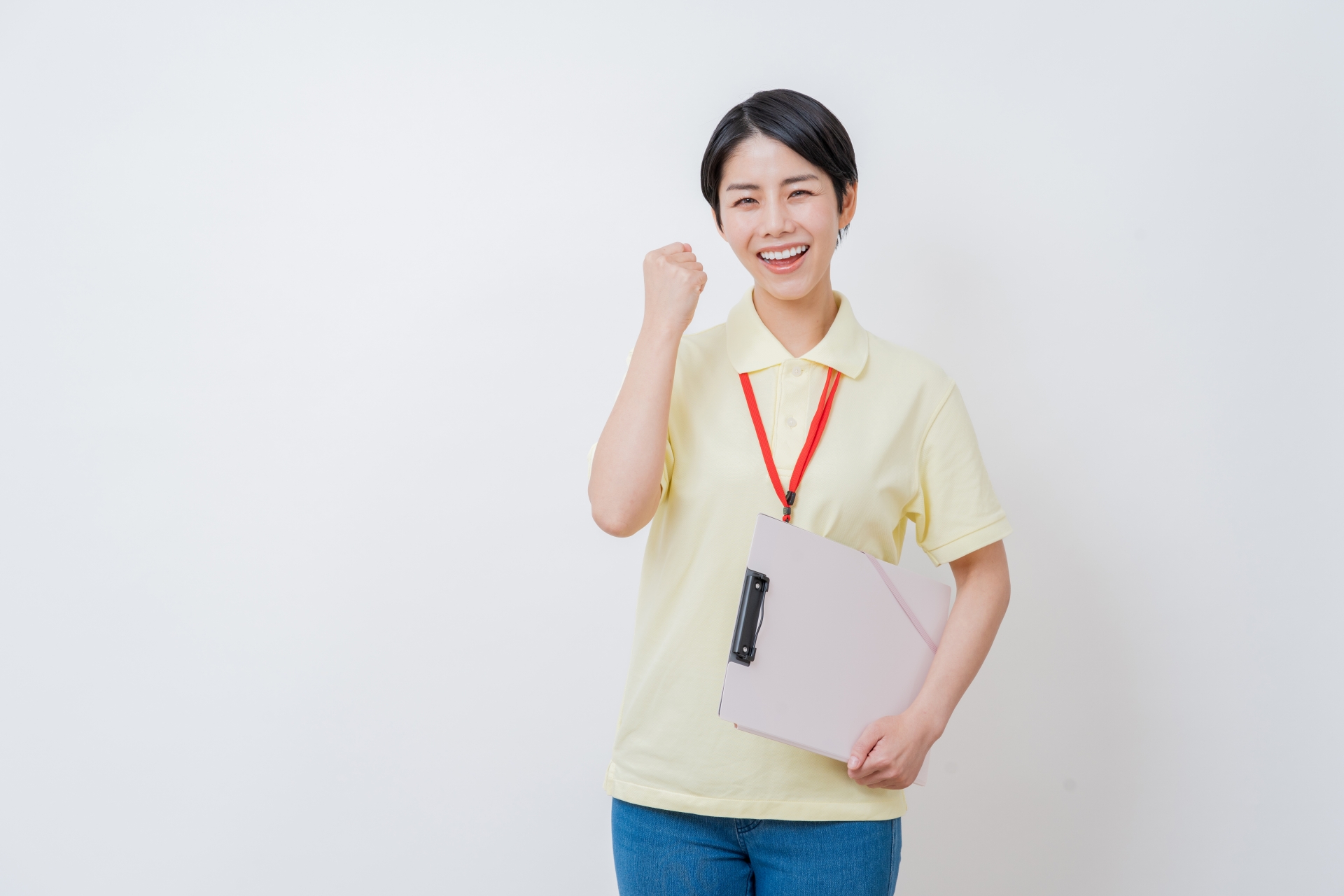 笑顔でガッツポーズをする人